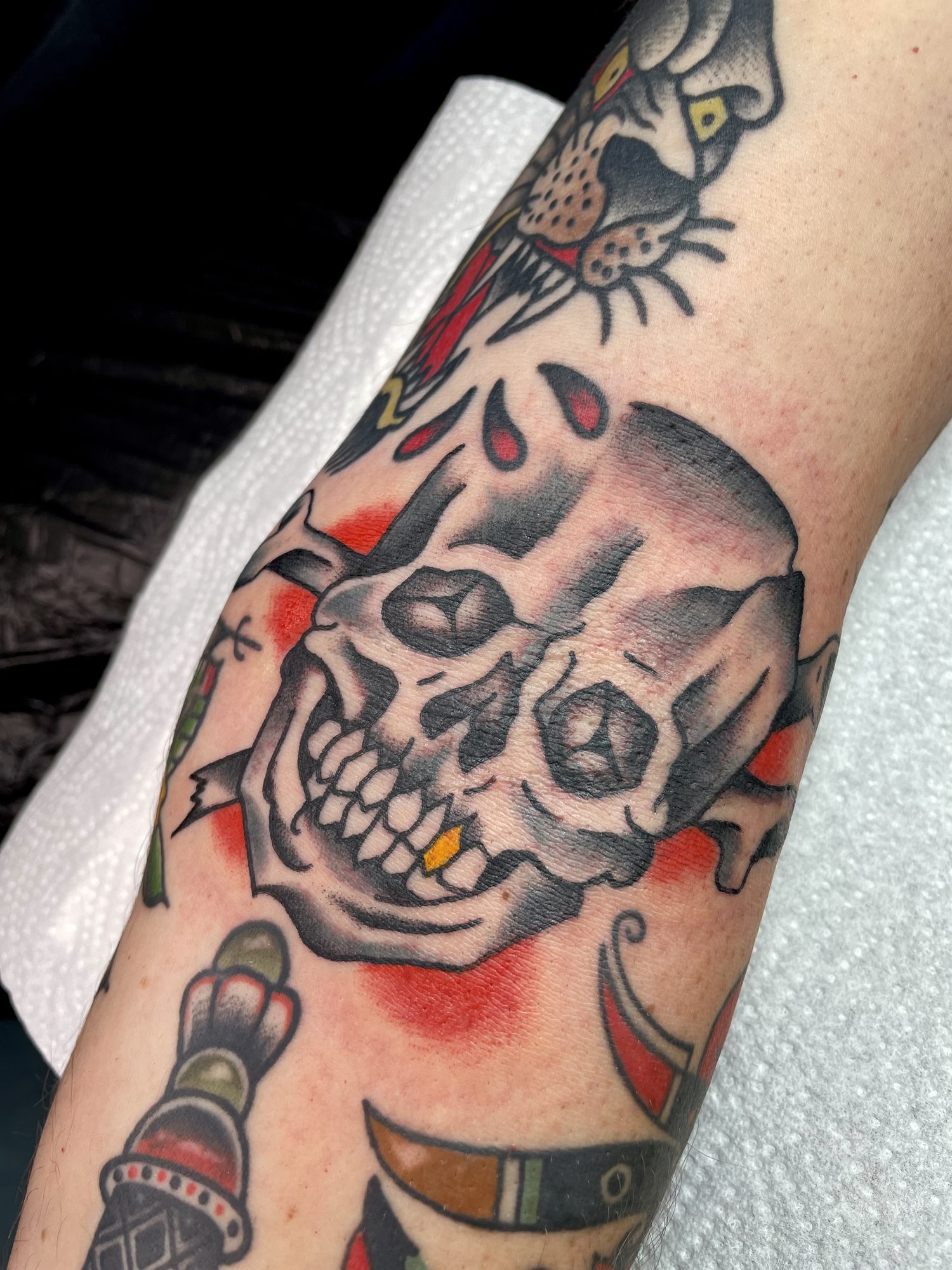 Totenkopf am Oberarm, Traditional Tattoo von Jill bei Eine Liebe Tätowiergeschäft in Bochum