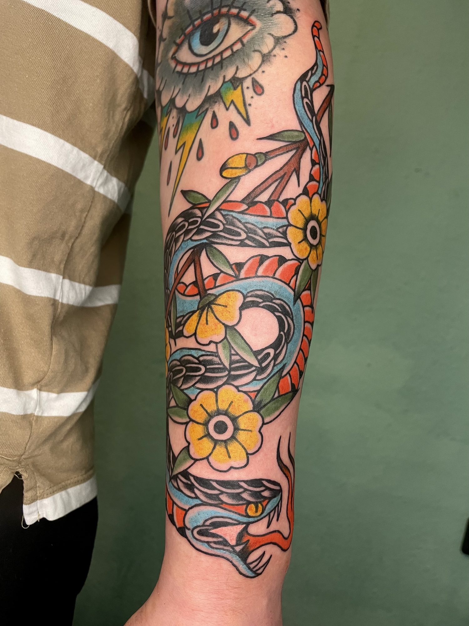Schlange mit Blüten am Unterarm, Traditional Tattoo von Jill bei Eine Liebe Tätowiergeschäft in Bochum
