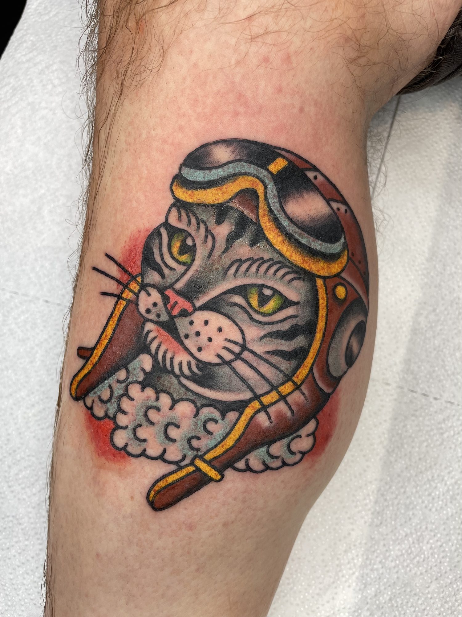 Katze mit Fliegerhaube an der Wade, Traditional Tattoo von Jill bei Eine Liebe Tätowiergeschäft in Bochum