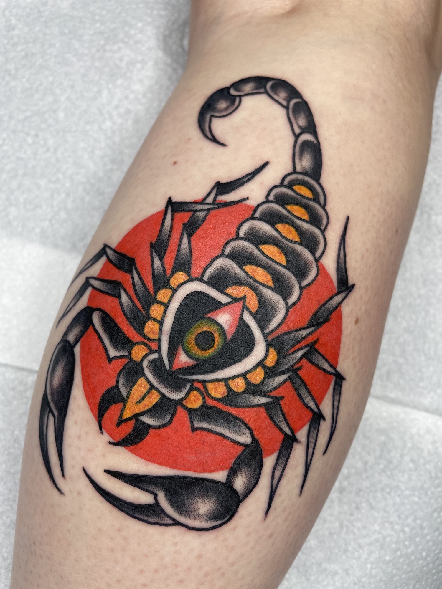 Skorpion vor roter Sonne am Oberschenkel, Traditional Tattoo von Jill bei Eine Liebe Tätowiergeschäft in Bochum