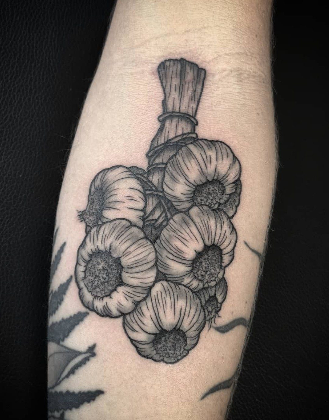Knoblauchbund am Unterarm, Blackwork Tattoo von Melissa bei Eine Liebe Tätowiergeschäft in Bochum