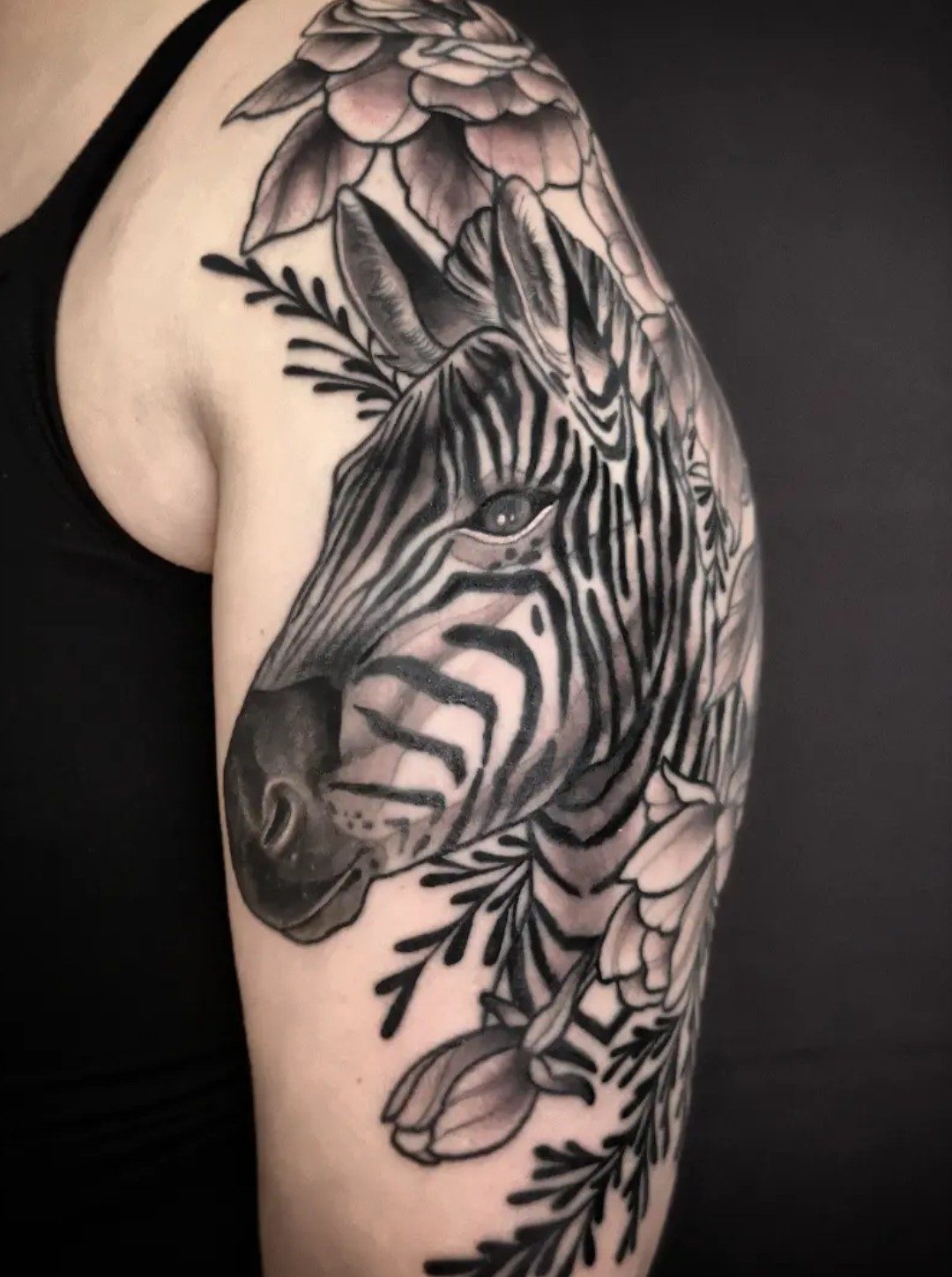 Zebra am Oberarm, Blackwork Tattoo von Melissa bei Eine Liebe Tätowiergeschäft in Bochum