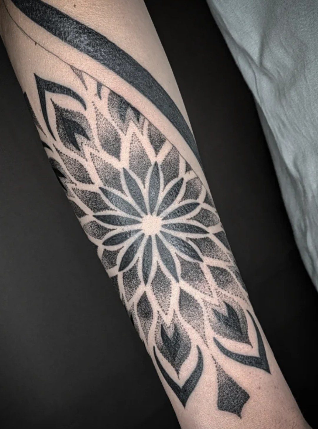 Dotwork-Mandala am Unterarm, Blackwork Tattoo von Melissa bei Eine Liebe Tätowiergeschäft in Bochum