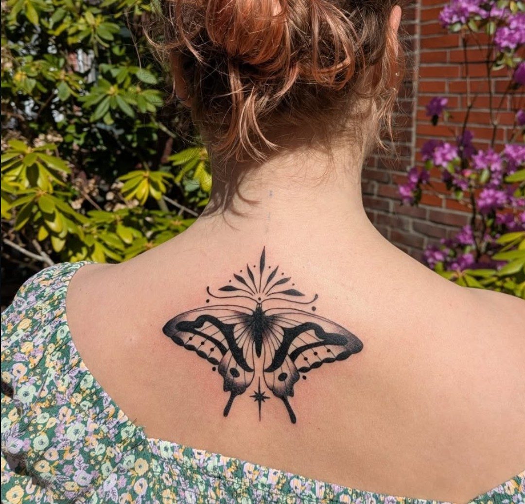 Schmetterling auf dem Rücken, Blackwork Tattoo von Melissa bei Eine Liebe Tätowiergeschäft in Bochum