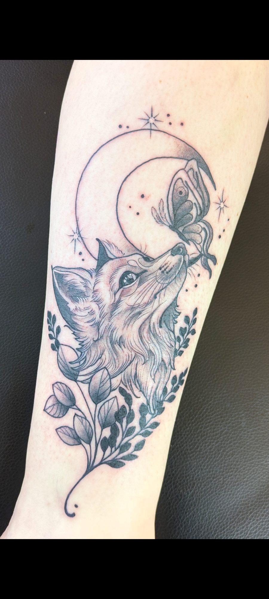 Fuchs mit Mond am Unterarm, Blackwork Tattoo von Melissa bei Eine Liebe Tätowiergeschäft in Bochum