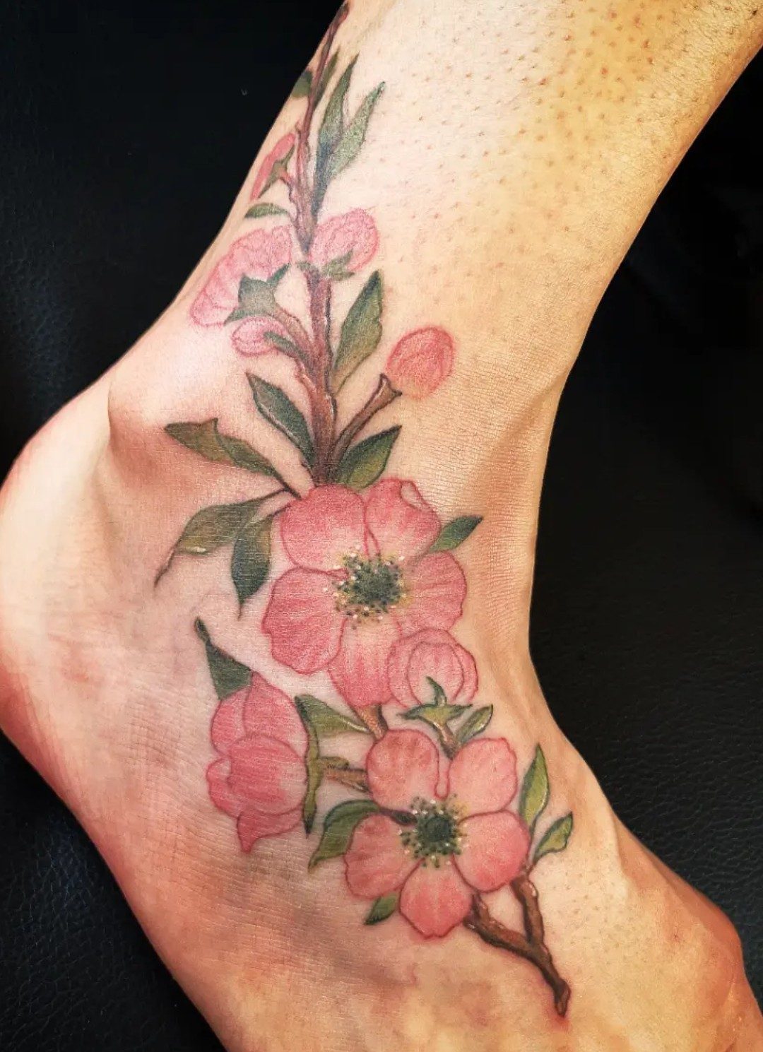 Kirschblütenzweig am Fuß, Blumen Tattoo von Melissa bei Eine Liebe Tätowiergeschäft in Bochum