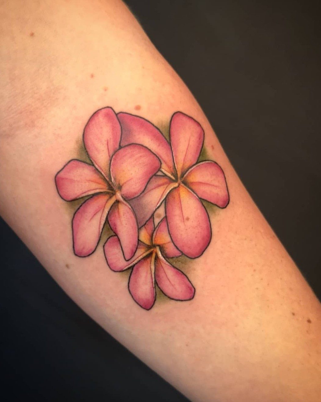 Frangipani-Blüten am Unterarm, Blumen Tattoo von Melissa bei Eine Liebe Tätowiergeschäft in Bochum