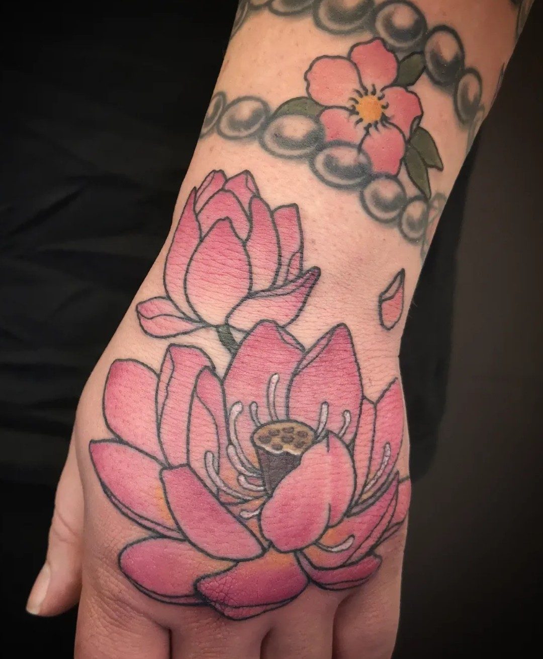 Lotusblüte auf der Hand, Blumen Tattoo von Melissa bei Eine Liebe Tätowiergeschäft in Bochum