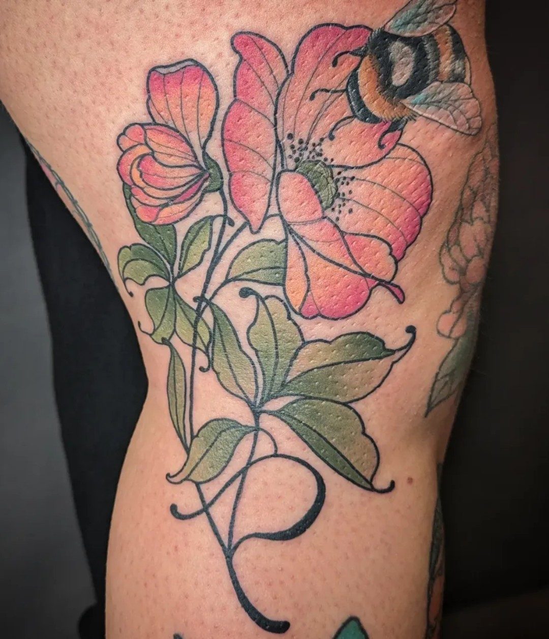 Blüten mit Hummel am Oberschenkel, Blumen Tattoo von Melissa bei Eine Liebe Tätowiergeschäft in Bochum