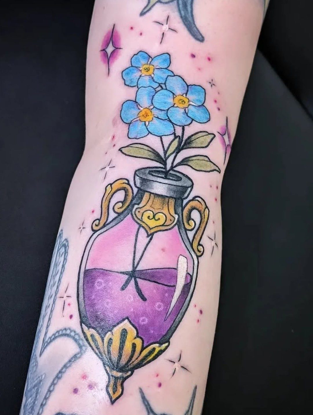 Vergissmeinnicht in Zaubertrankflasche am Unterarm, Blumen Tattoo von Melissa bei Eine Liebe Tätowiergeschäft in Bochum