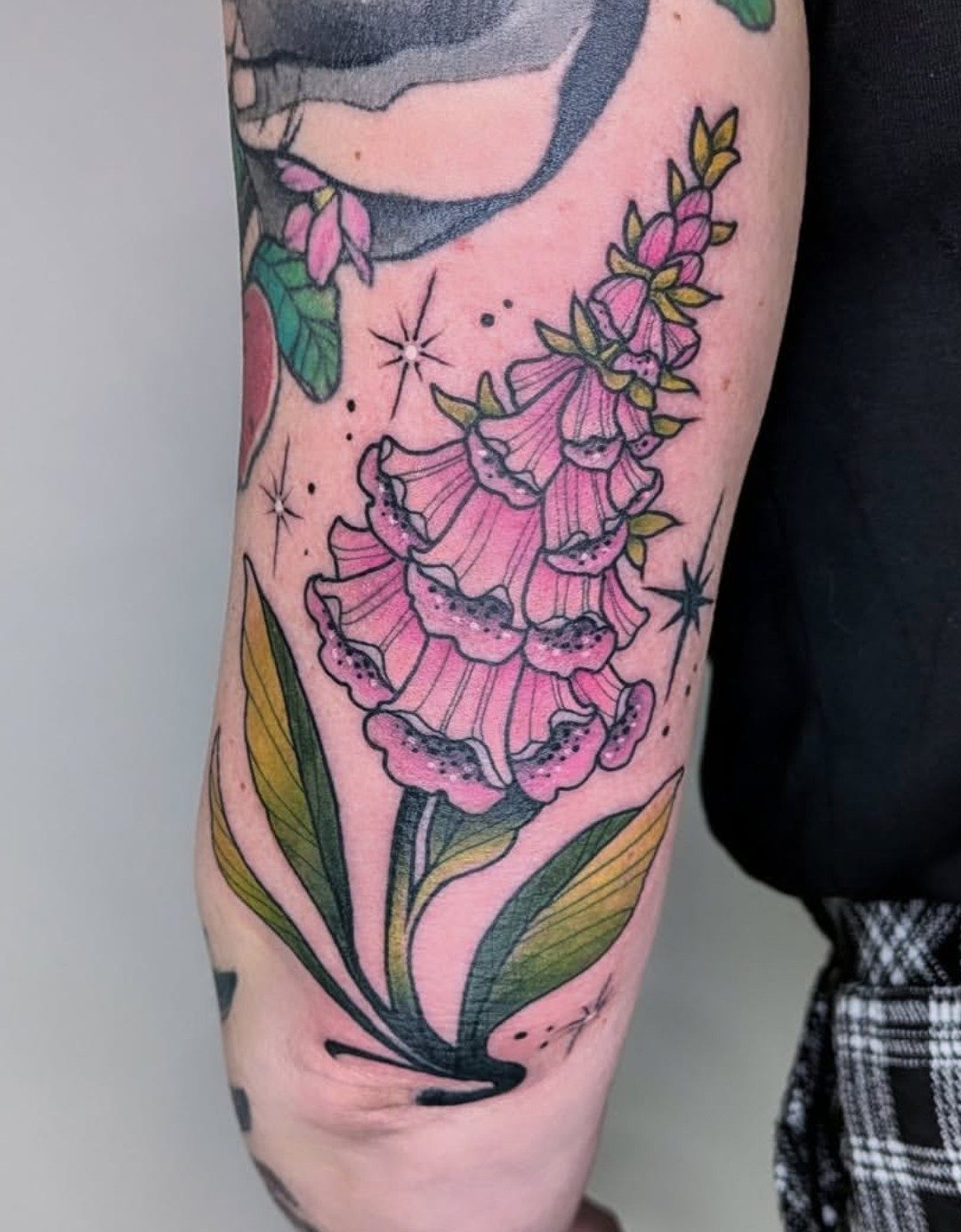 Fingerhut am Unterarm, Blumen Tattoo von Melissa bei Eine Liebe Tätowiergeschäft in Bochum
