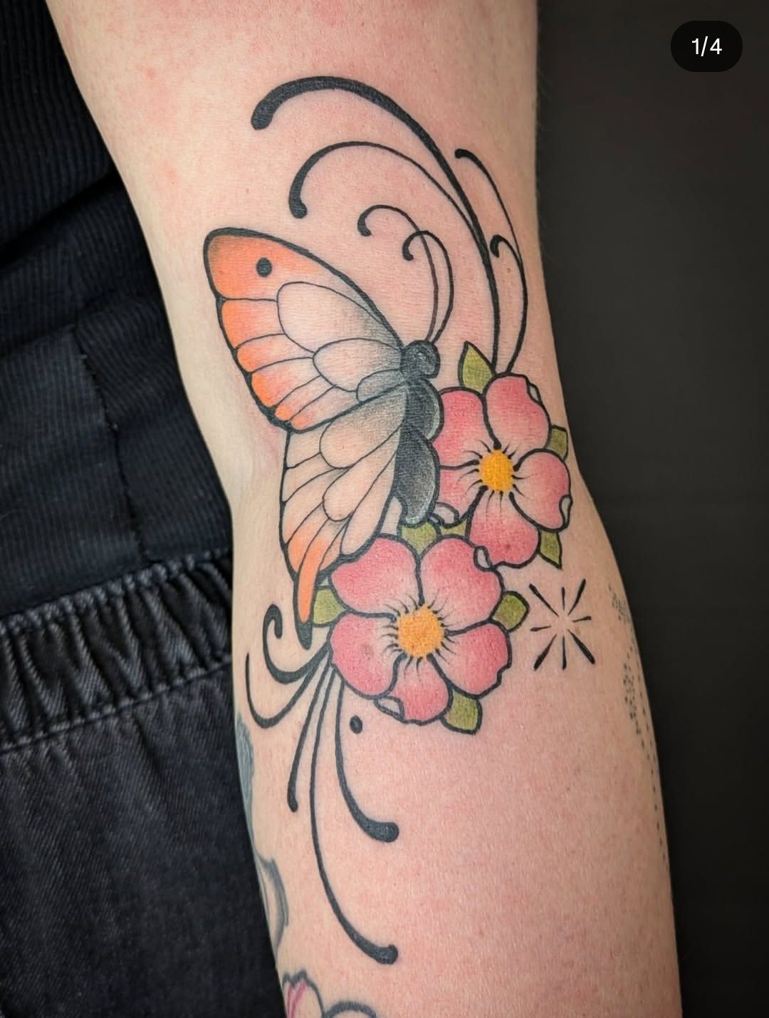 Schmetterling mit Blüten am Unterarm, Blumen Tattoo von Melissa bei Eine Liebe Tätowiergeschäft in Bochum