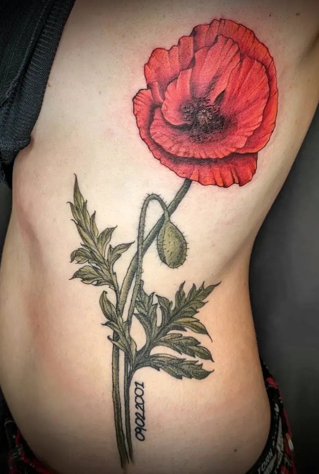 Roter Mohn an den Rippen, Blumen Tattoo von Melissa bei Eine Liebe Tätowiergeschäft in Bochum