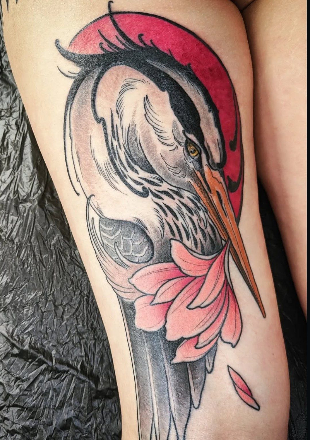 Reiher vor roter Sonne am Oberschenkel, Neo Traditional Tattoo von Melissa bei Eine Liebe Tätowiergeschäft in Bochum
