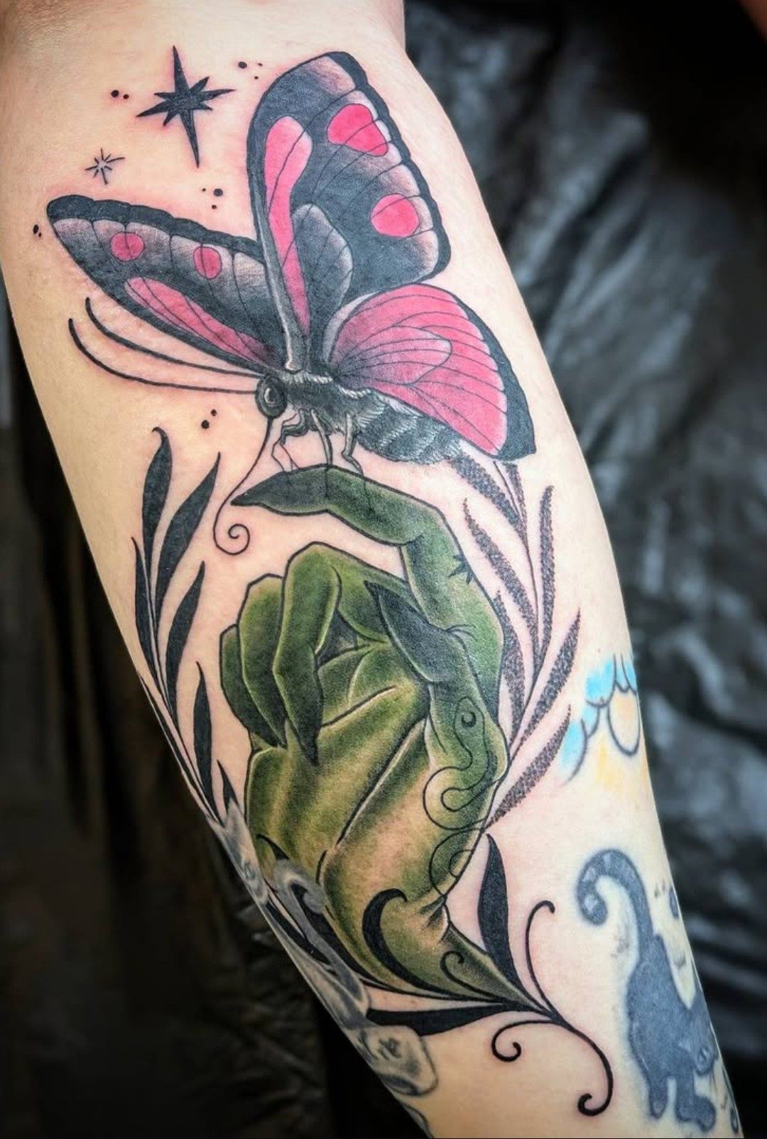 Schmetterling auf grüner Hand am Unterarm, Neo Traditional Tattoo von Melissa bei Eine Liebe Tätowiergeschäft in Bochum