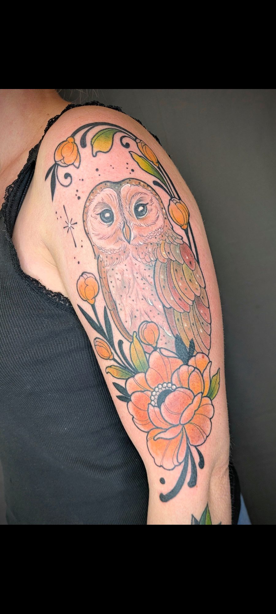 Eule mit Blüten am Oberarm, Neo Traditional Tattoo von Melissa bei Eine Liebe Tätowiergeschäft in Bochum