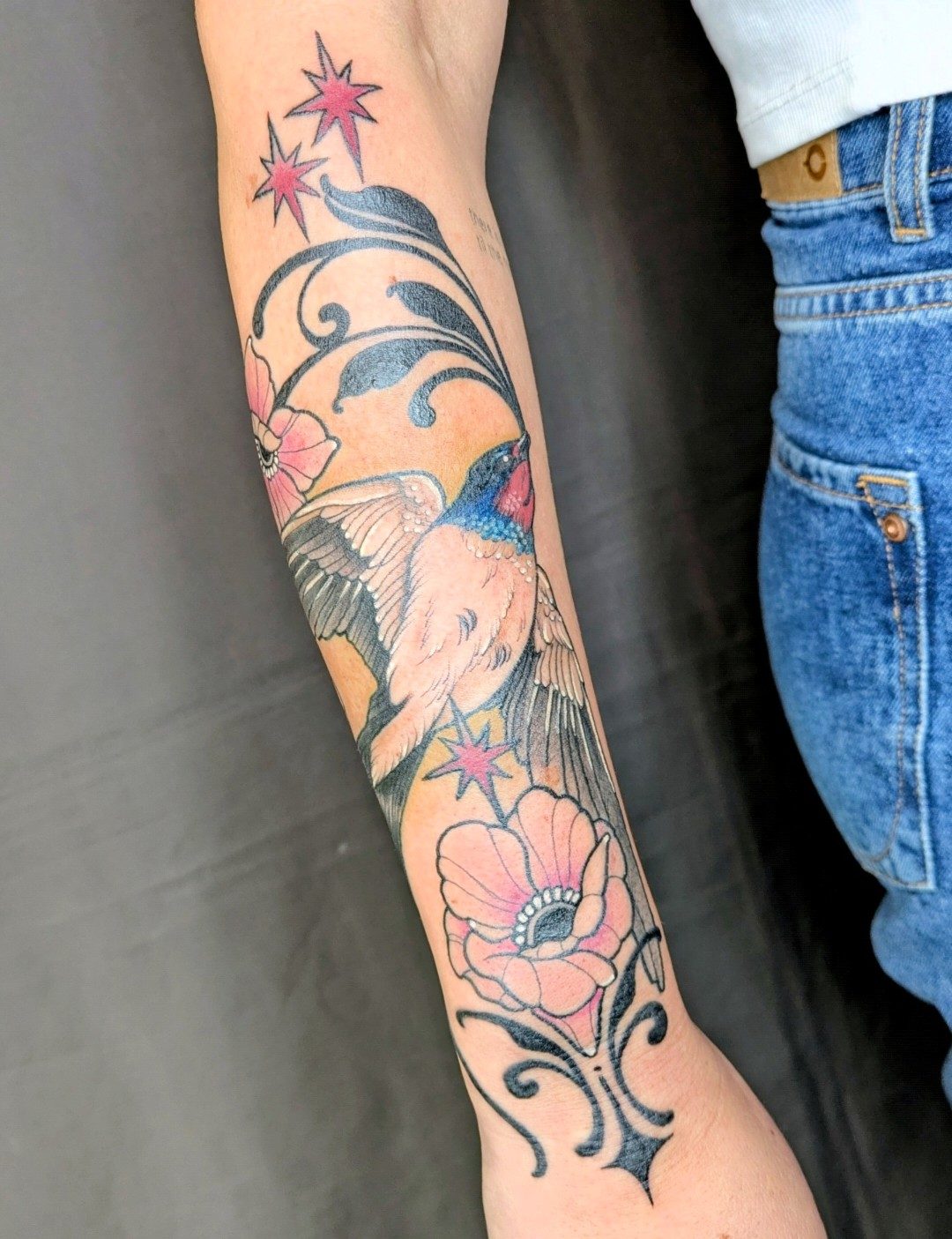 Schwalbe mit Mohnblüte am Unterarm, Neo Traditional Tattoo von Melissa bei Eine Liebe Tätowiergeschäft in Bochum