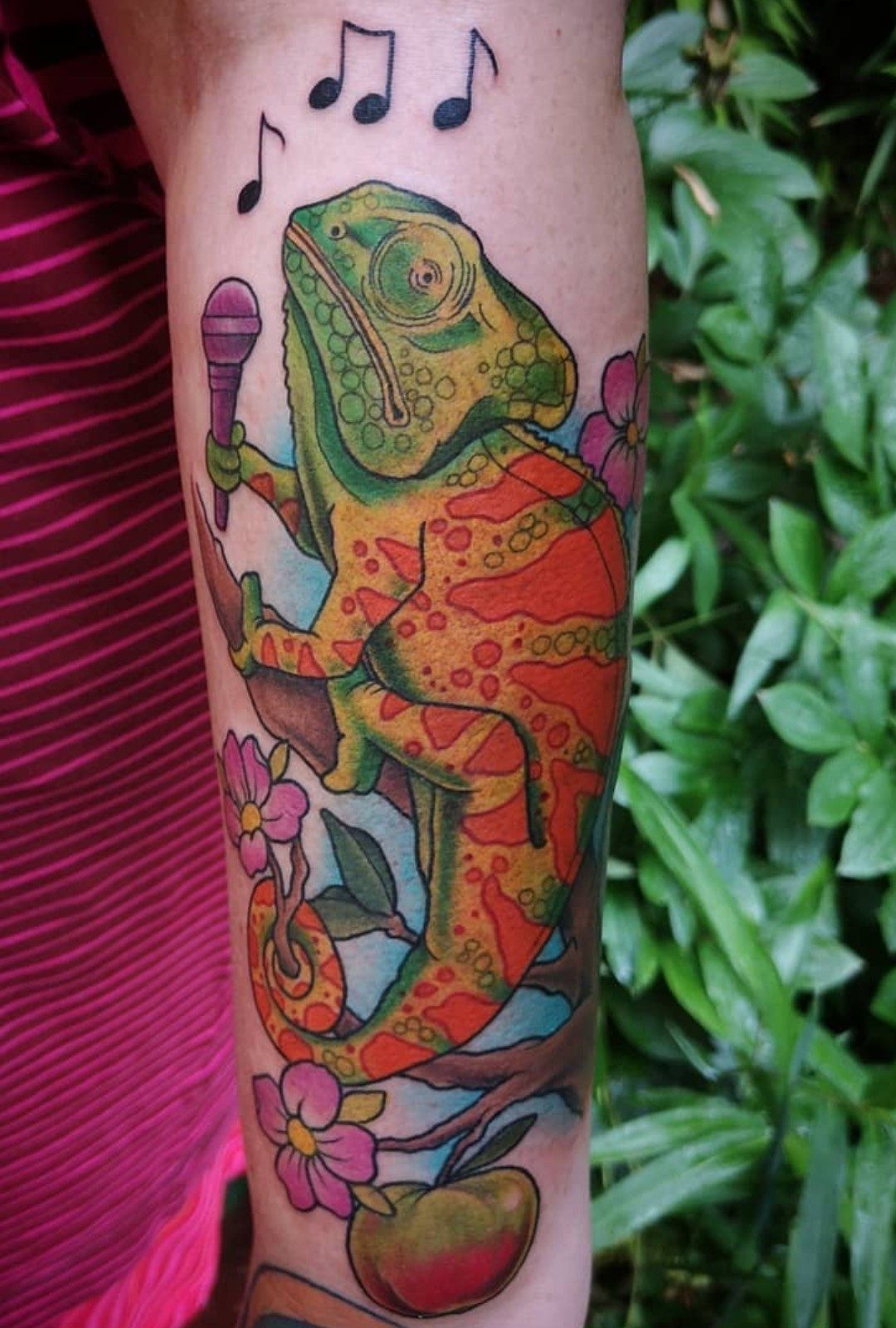 Singendes Chamäleon am Unterarm, Tier Tattoo von Melissa bei Eine Liebe Tätowiergeschäft in Bochum