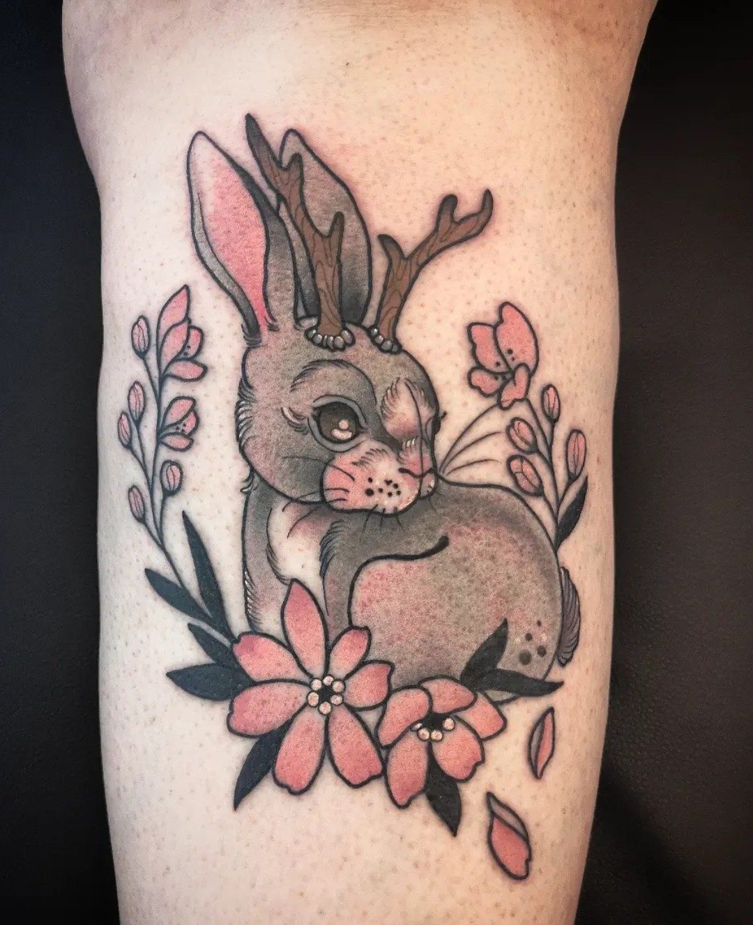 Hase mit Geweih am Oberarm, Tier Tattoo von Melissa bei Eine Liebe Tätowiergeschäft in Bochum