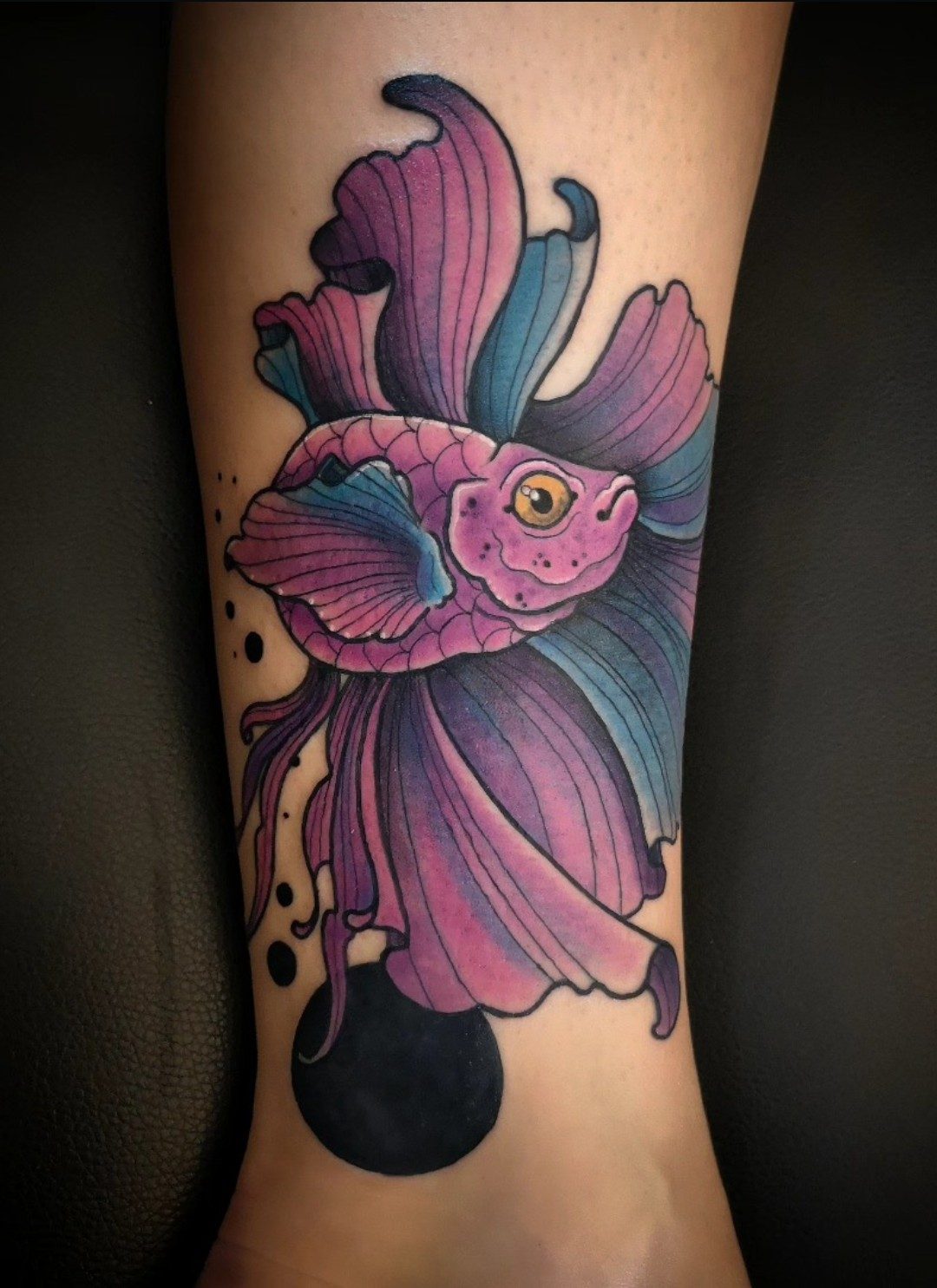 Kampffisch an der Wade, Tier Tattoo von Melissa bei Eine Liebe Tätowiergeschäft in Bochum