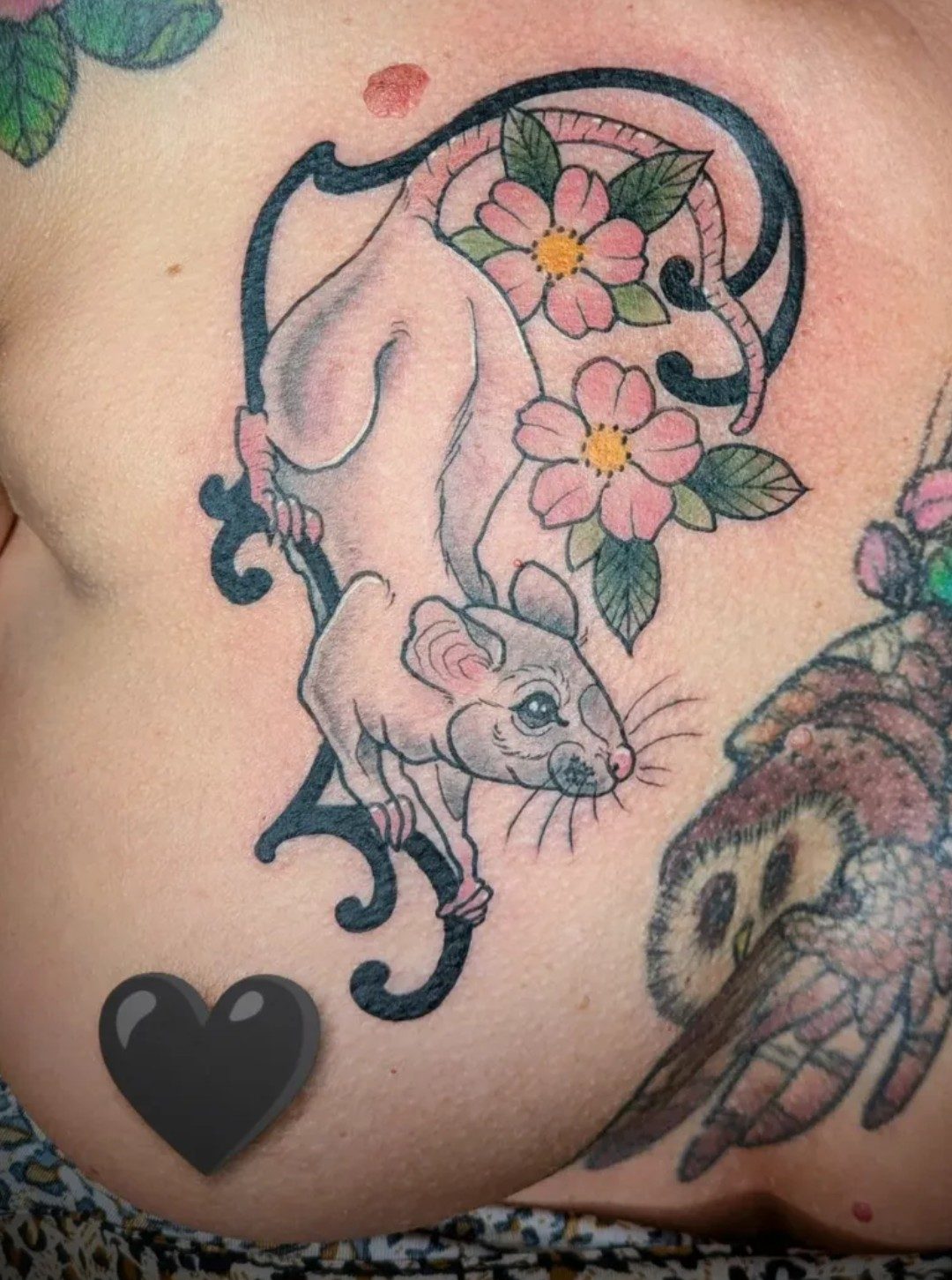 Maus mit Kirschblüten an den Rippen, Tier Tattoo von Melissa bei Eine Liebe Tätowiergeschäft in Bochum