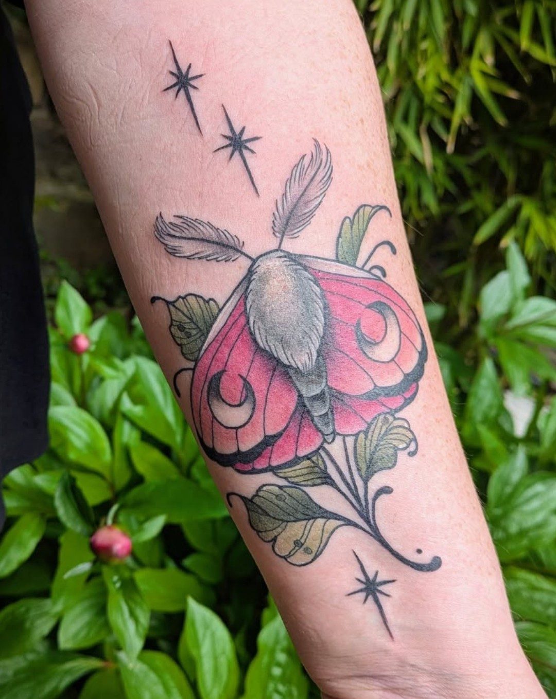 Rosa Motte am Unterarm, Tier Tattoo von Melissa bei Eine Liebe Tätowiergeschäft in Bochum