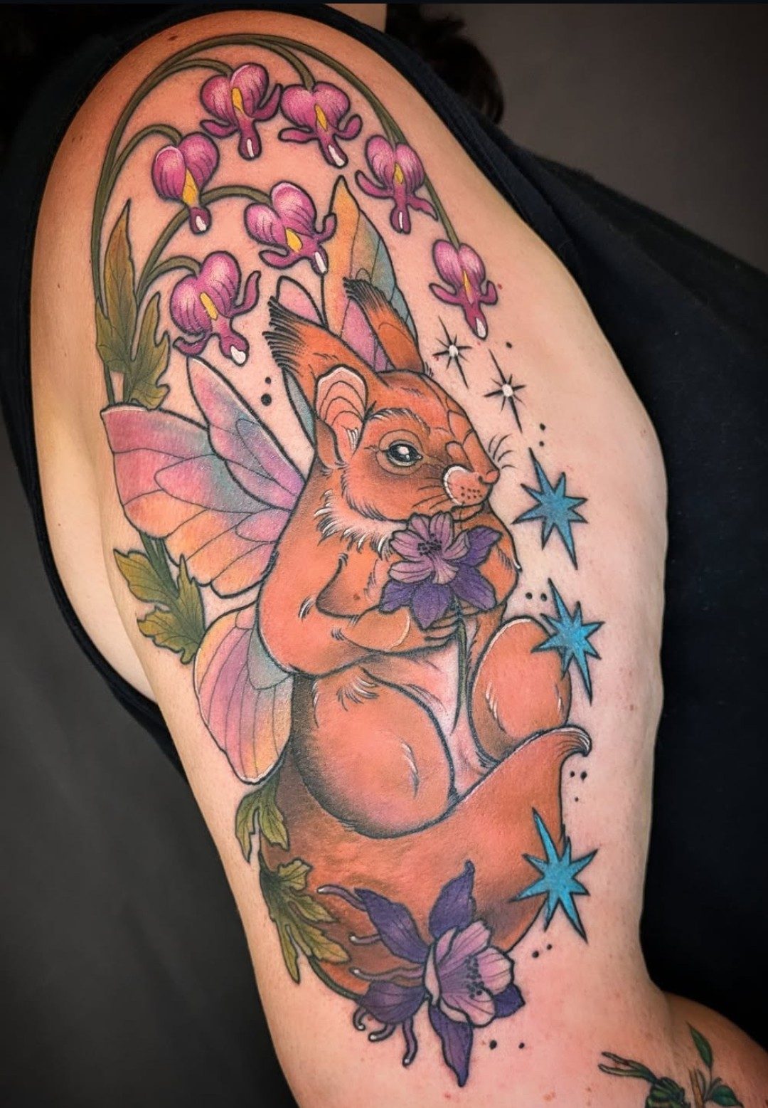 Eichhörnchen mit Feenflügeln am Oberarm, Tier Tattoo von Melissa bei Eine Liebe Tätowiergeschäft in Bochum
