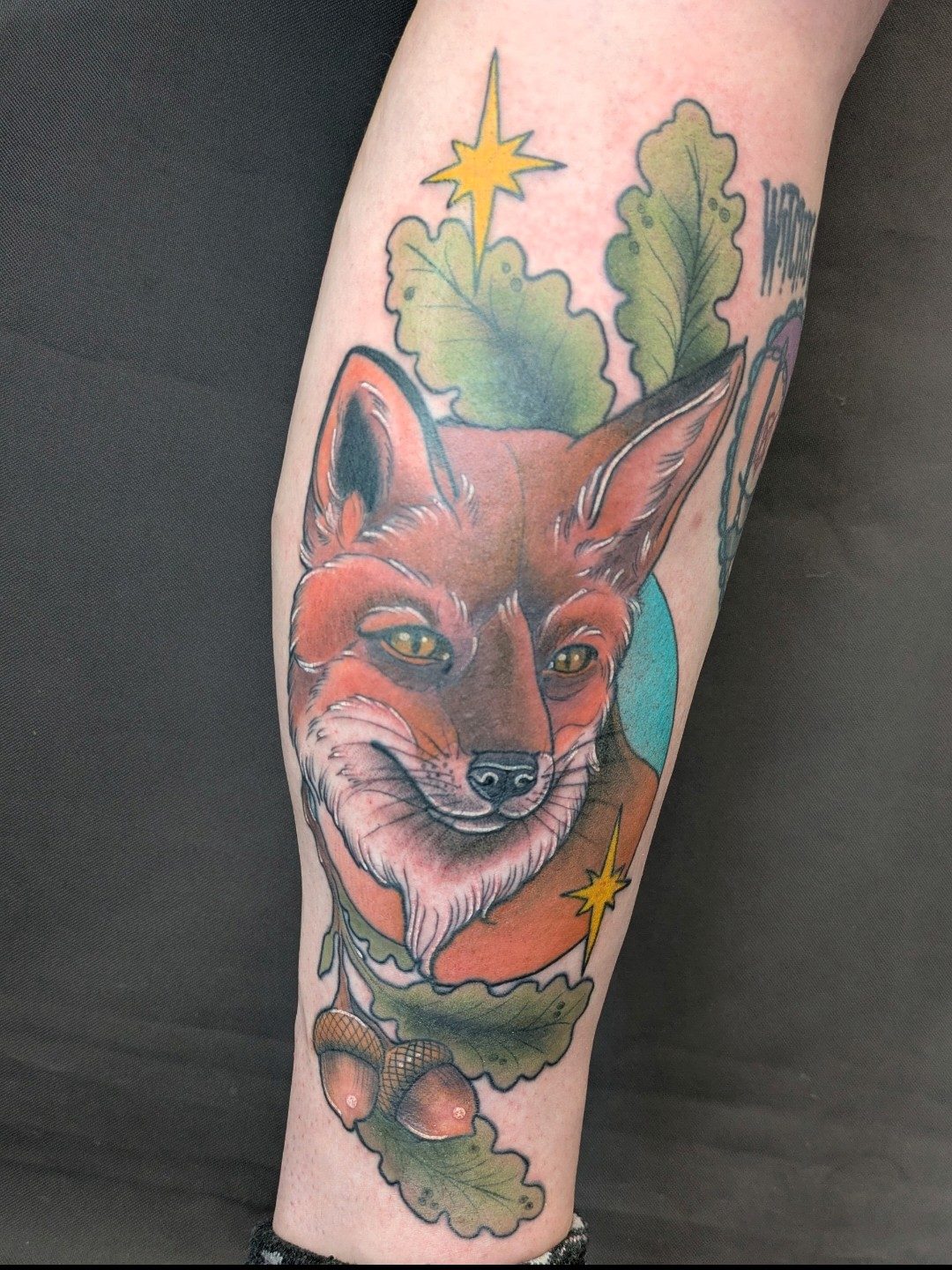 Fuchs mit Eichenlaub an der Wade, Tier Tattoo von Melissa bei Eine Liebe Tätowiergeschäft in Bochum