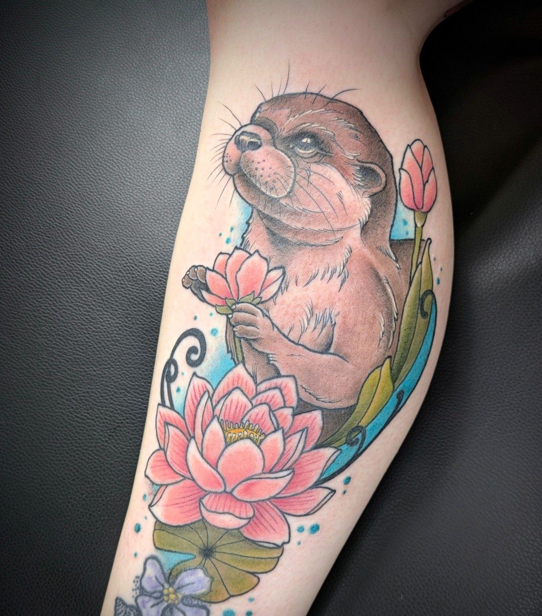 Otter mit Seerose an der Wade, Tier Tattoo von Melissa bei Eine Liebe Tätowiergeschäft in Bochum