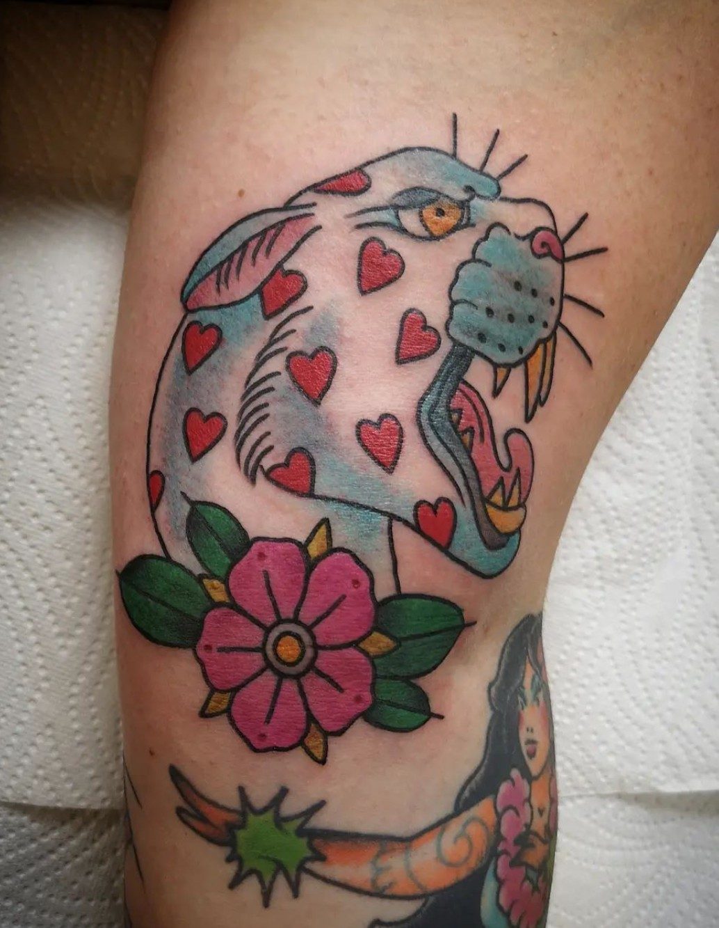 Panther mit Herzen am Oberarm, Traditional Tattoo von Melissa bei Eine Liebe Tätowiergeschäft in Bochum