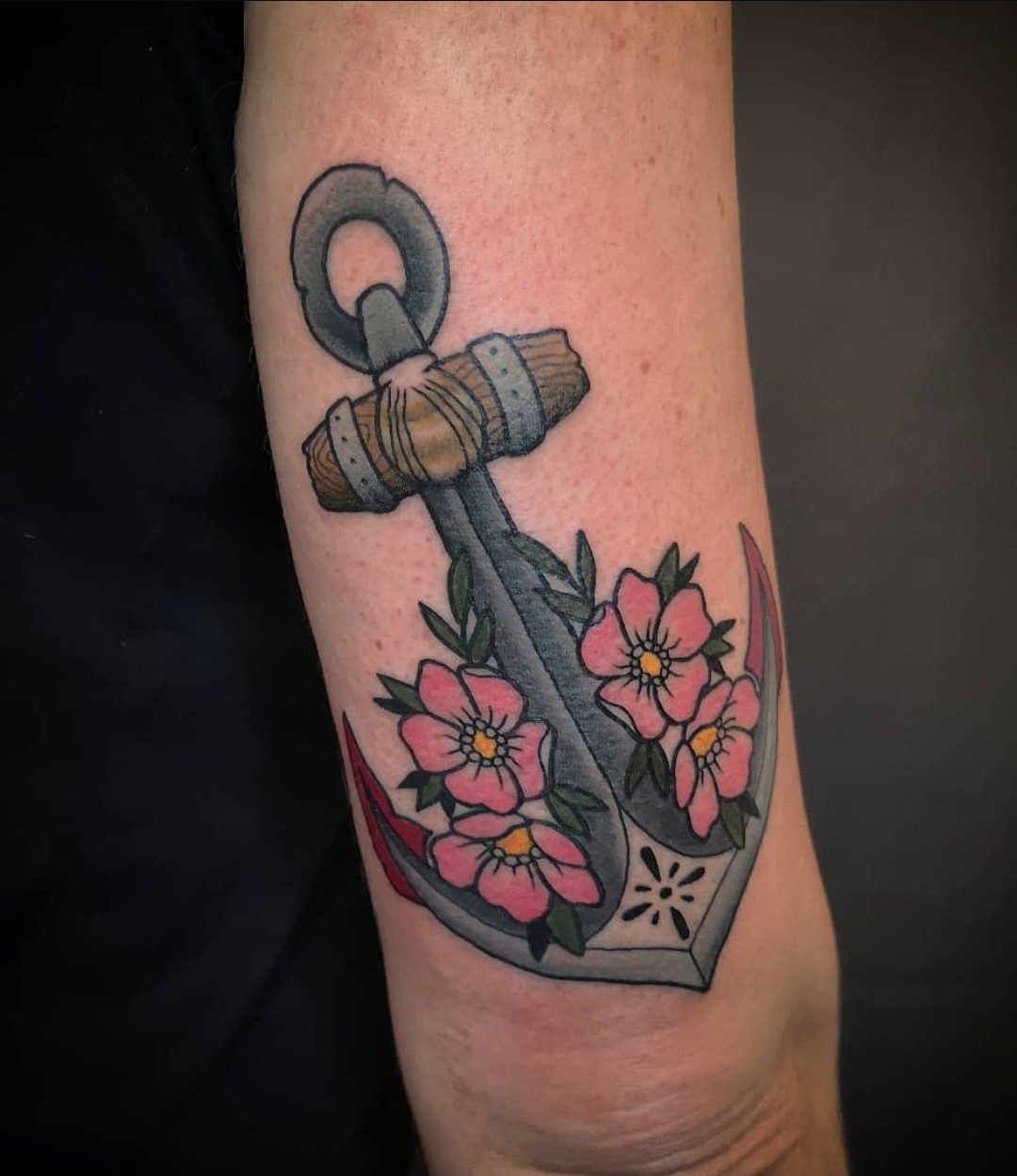 Anker mit Kirschblüten am Oberarm, Traditional Tattoo von Melissa bei Eine Liebe Tätowiergeschäft in Bochum