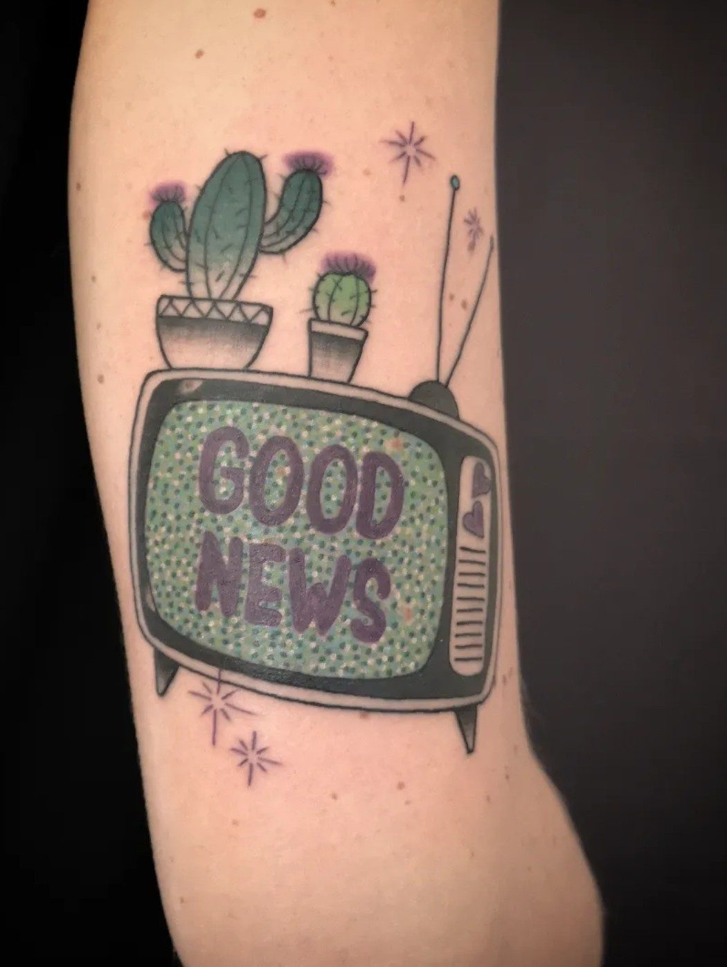 Retro-Fernseher mit Kakteen am Oberarm, Traditional Tattoo von Melissa bei Eine Liebe Tätowiergeschäft in Bochum