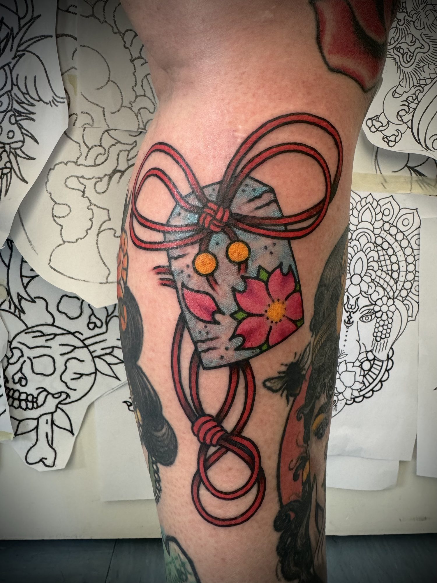 Omamori-Glücksbringer mit Kirschblüten am Unterarm, Japanisches Tattoo von Salle bei Eine Liebe Tätowiergeschäft in Bochum