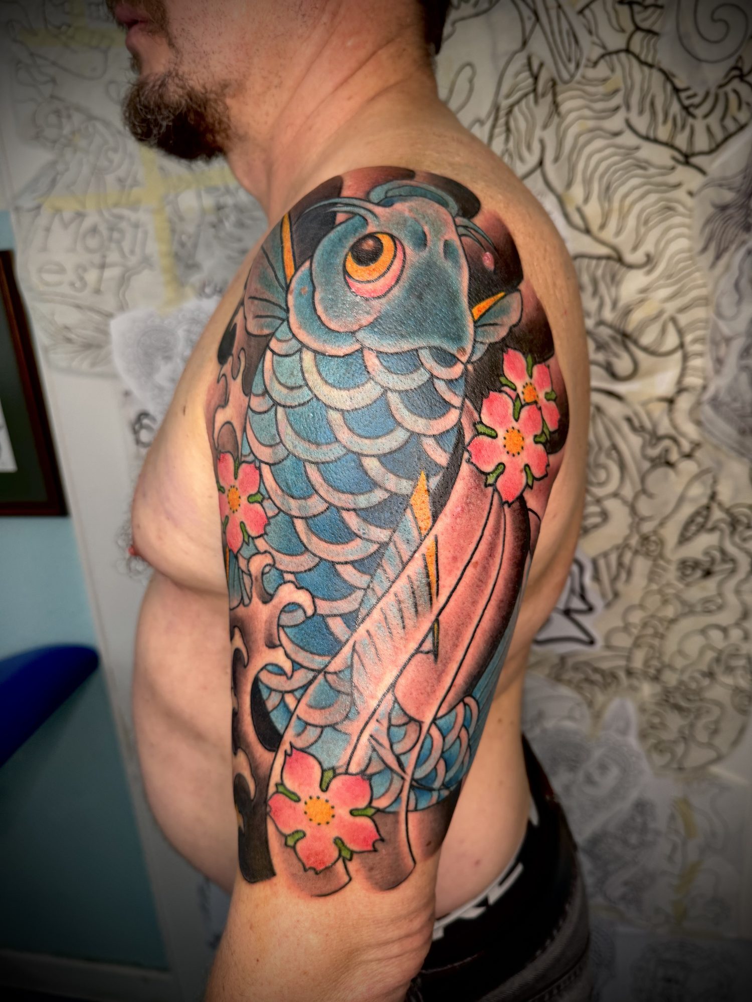 Koi mit Kirschblüten am Oberarm, Japanisches Tattoo von Salle bei Eine Liebe Tätowiergeschäft in Bochum