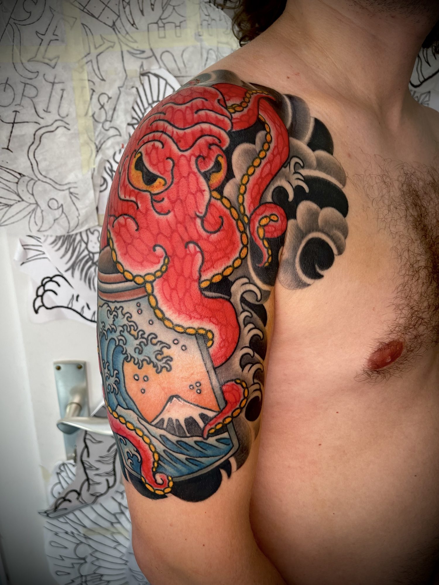 Oktopus mit Welle an der Schulter, Japanisches Tattoo von Salle bei Eine Liebe Tätowiergeschäft in Bochum