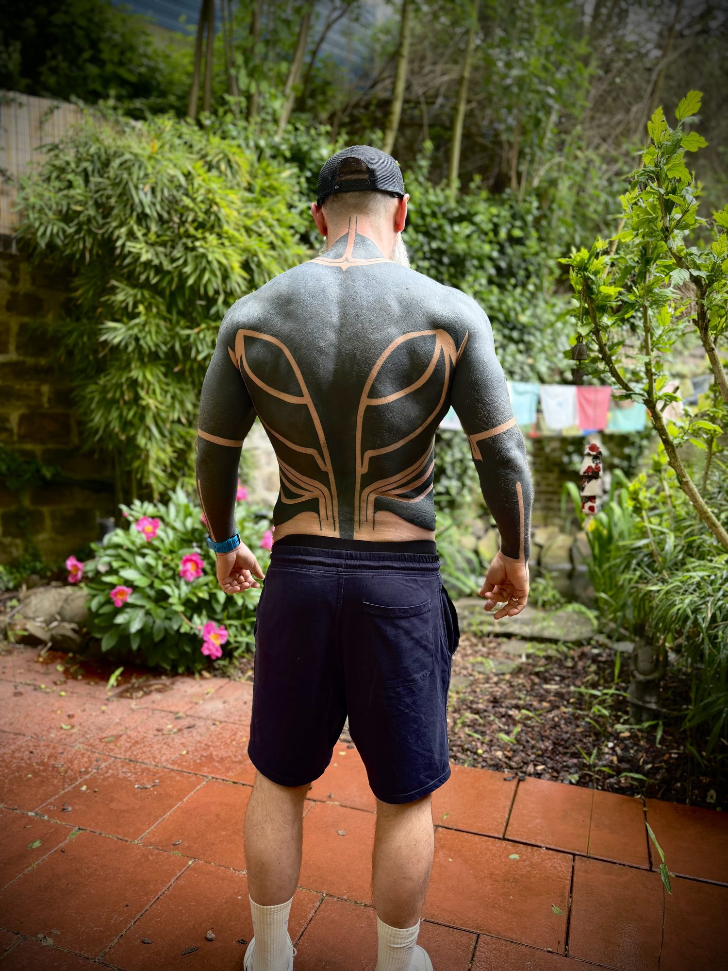Blackwork-Bodysuit von hinten, Blackwork Tattoo von Salle bei Eine Liebe Tätowiergeschäft in Bochum