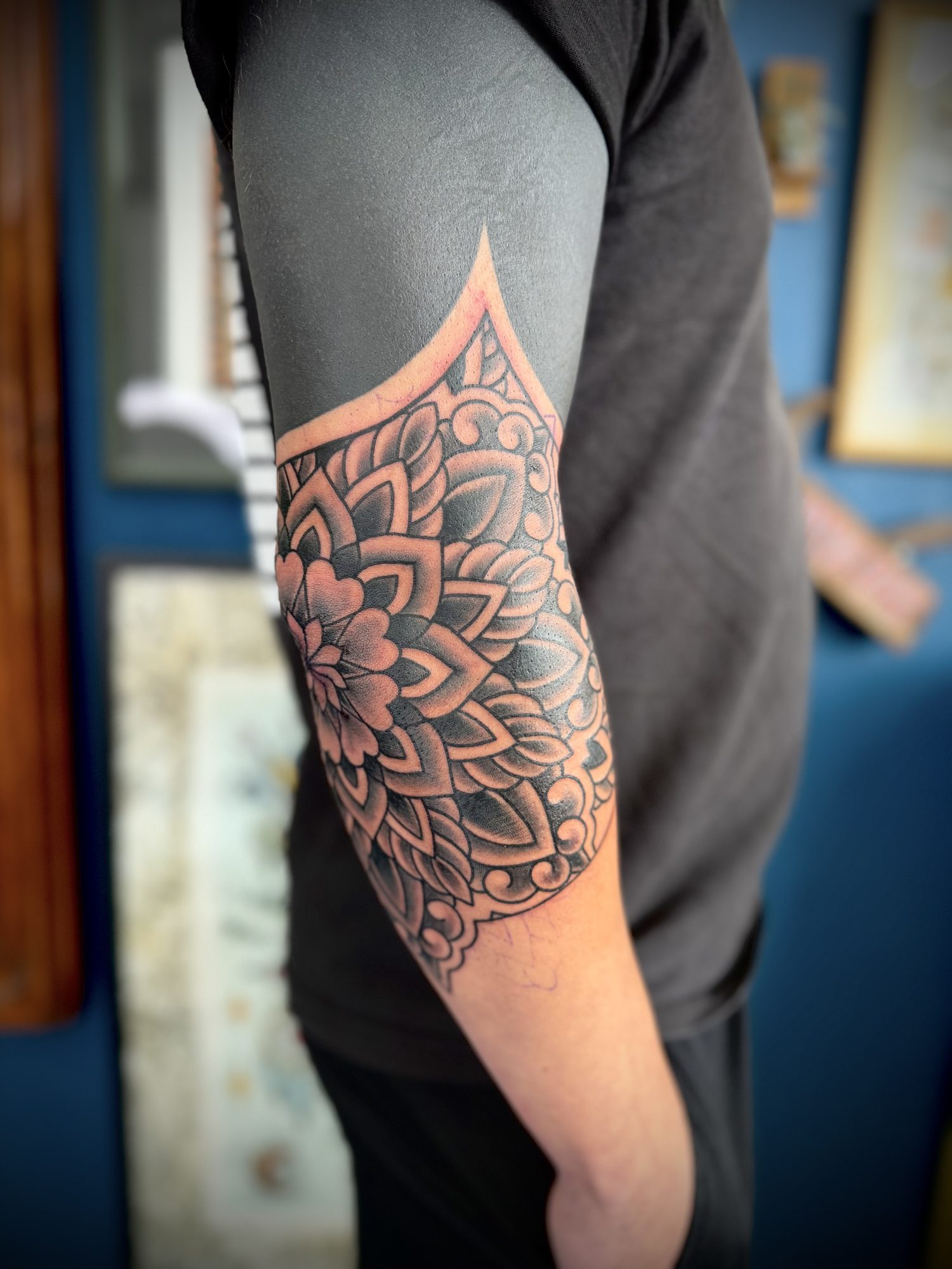 Dotwork-Mandala am Ellenbogen, Blackwork Tattoo von Salle bei Eine Liebe Tätowiergeschäft in Bochum