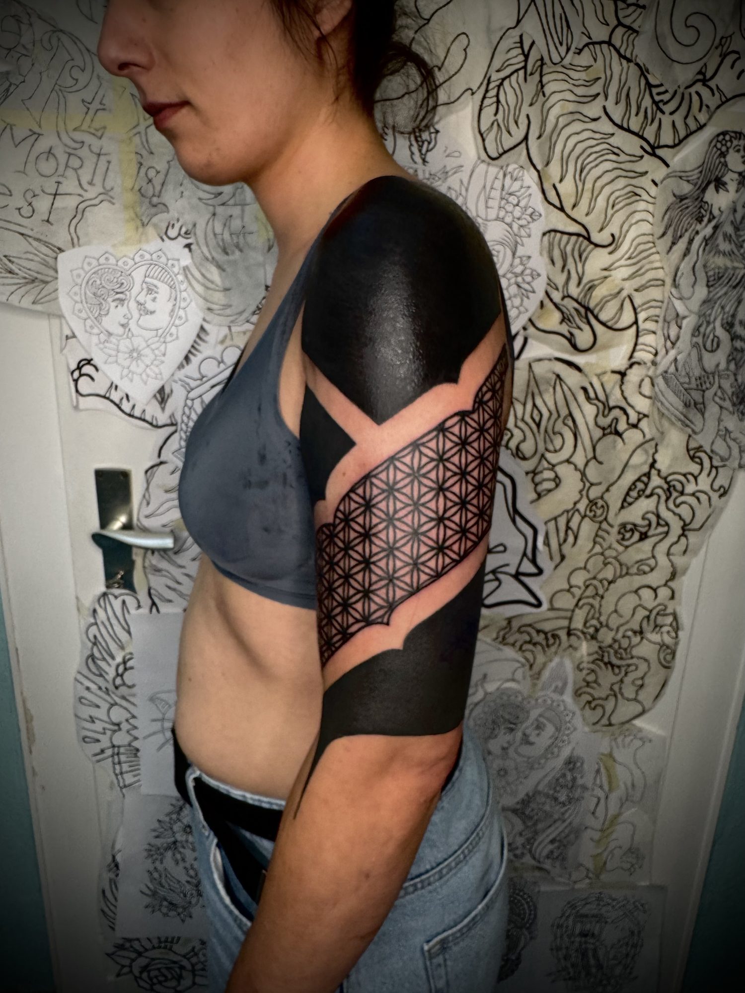 Blume des Lebens mit Blackout am Oberarm, Blackwork Tattoo von Salle bei Eine Liebe Tätowiergeschäft in Bochum