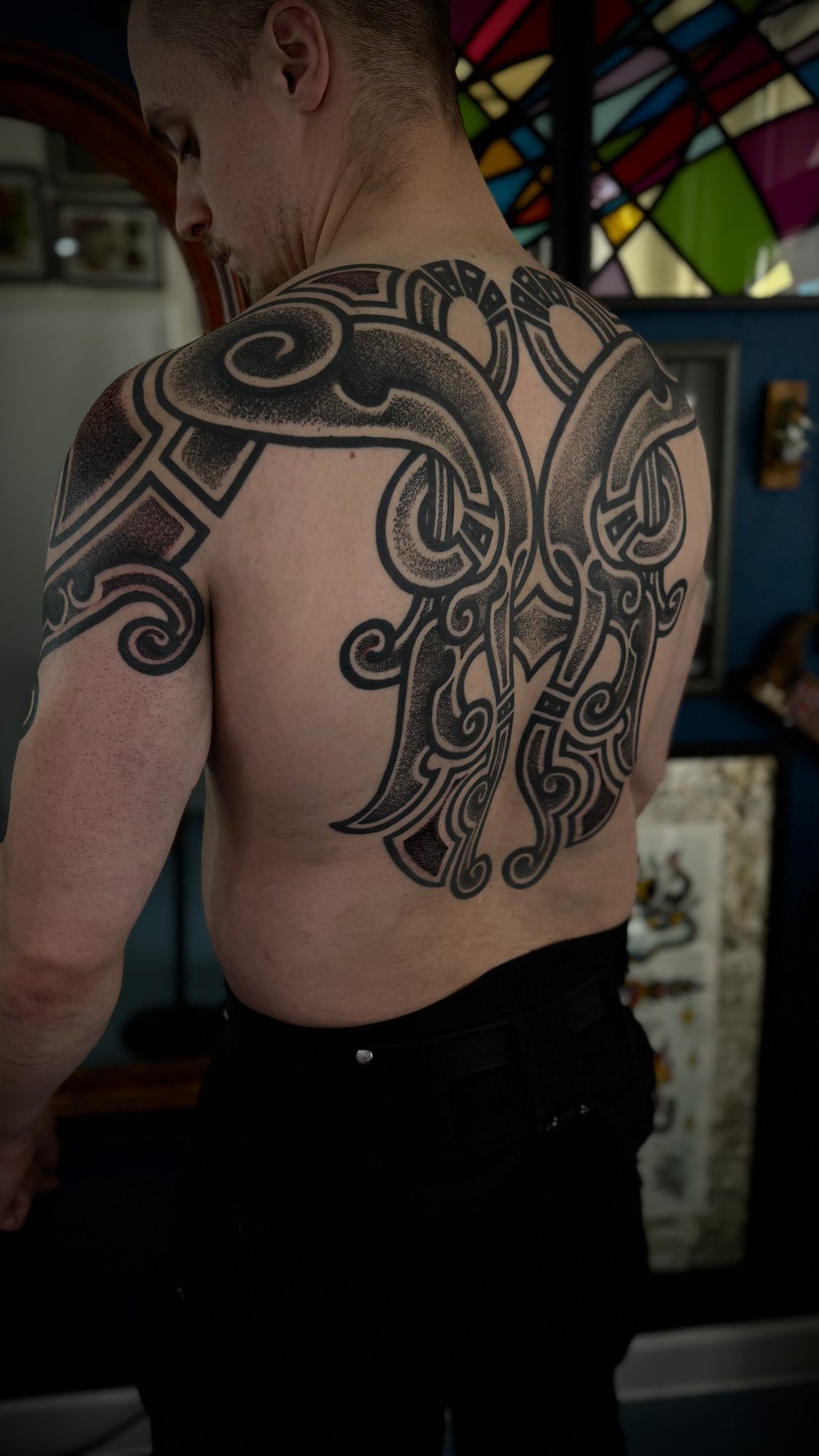 Ornamentales Rückenstück, Blackwork Tattoo von Salle bei Eine Liebe Tätowiergeschäft in Bochum