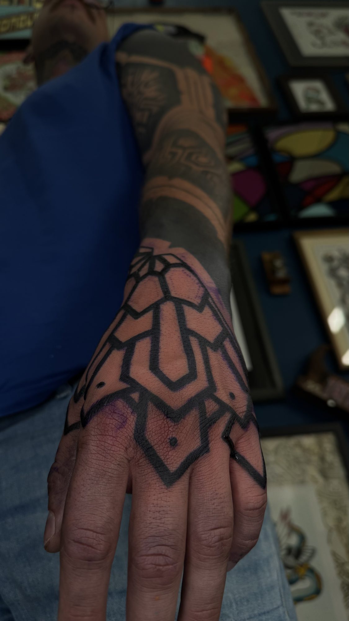 Geometrisches Muster auf der Hand, Blackwork Tattoo von Salle bei Eine Liebe Tätowiergeschäft in Bochum