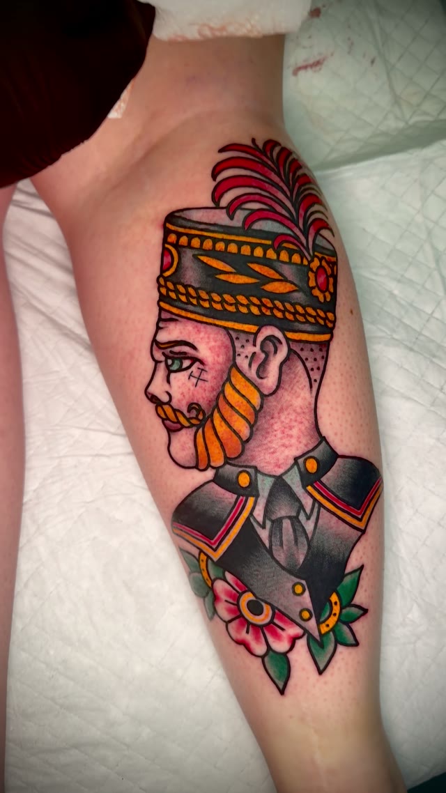 Mann mit Federhut und Uniform am Bein, Traditional Tattoo von Salle bei Eine Liebe Tätowiergeschäft in Bochum