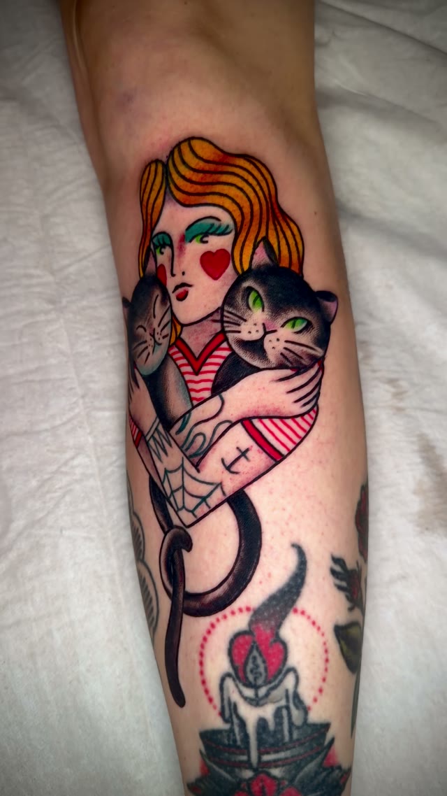 Frau mit zwei Katzen am Bein, Traditional Tattoo von Salle bei Eine Liebe Tätowiergeschäft in Bochum
