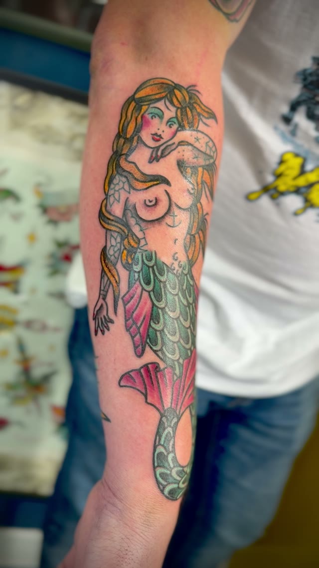Meerjungfrau und Fisch am Unterarm, Traditional Tattoo von Salle bei Eine Liebe Tätowiergeschäft in Bochum