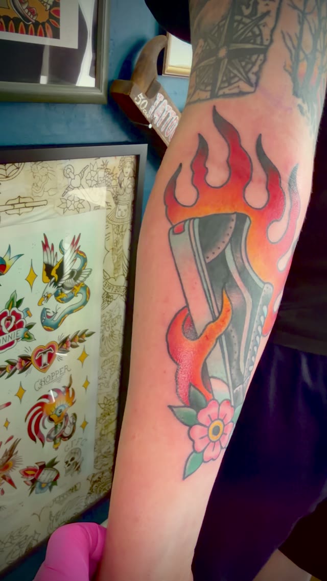 Brennender Sneaker mit Blüte am Arm, Traditional Tattoo von Salle bei Eine Liebe Tätowiergeschäft in Bochum