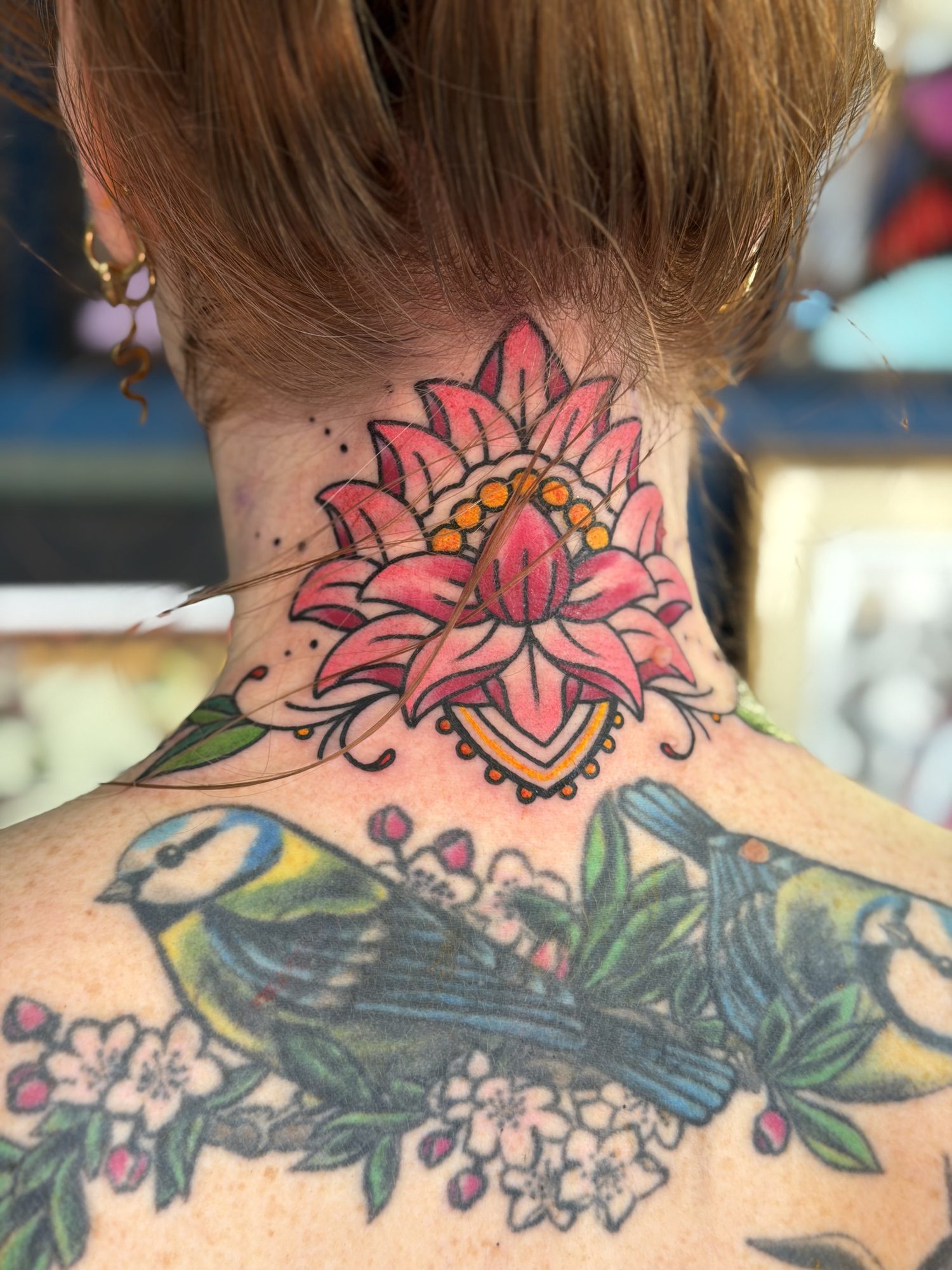 Lotus mit Blaumeisen im Nacken, Blumen Tattoo von Salle bei Eine Liebe Tätowiergeschäft in Bochum