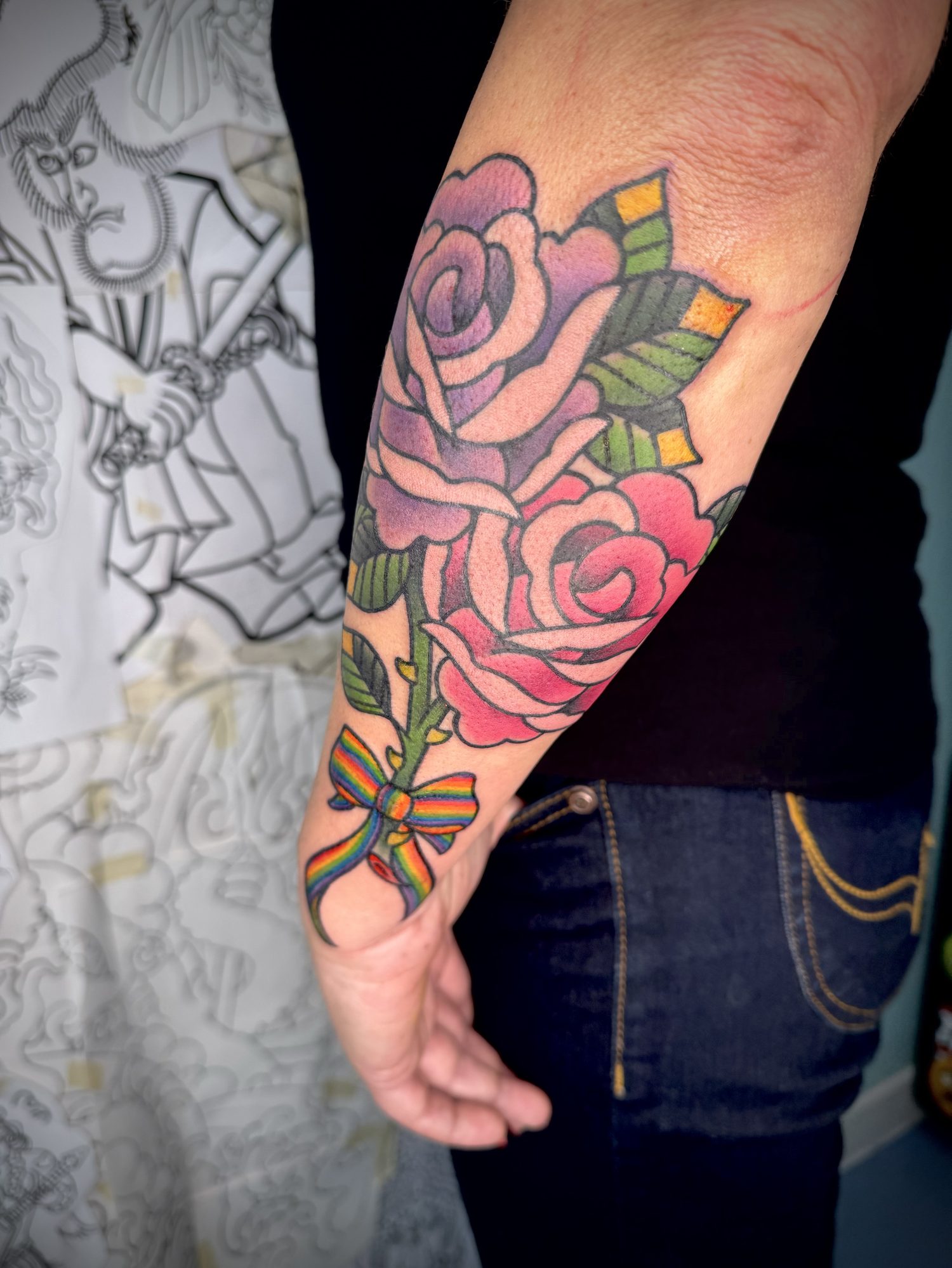 Rosen mit Regenbogenschleife am Unterarm, Blumen Tattoo von Salle bei Eine Liebe Tätowiergeschäft in Bochum