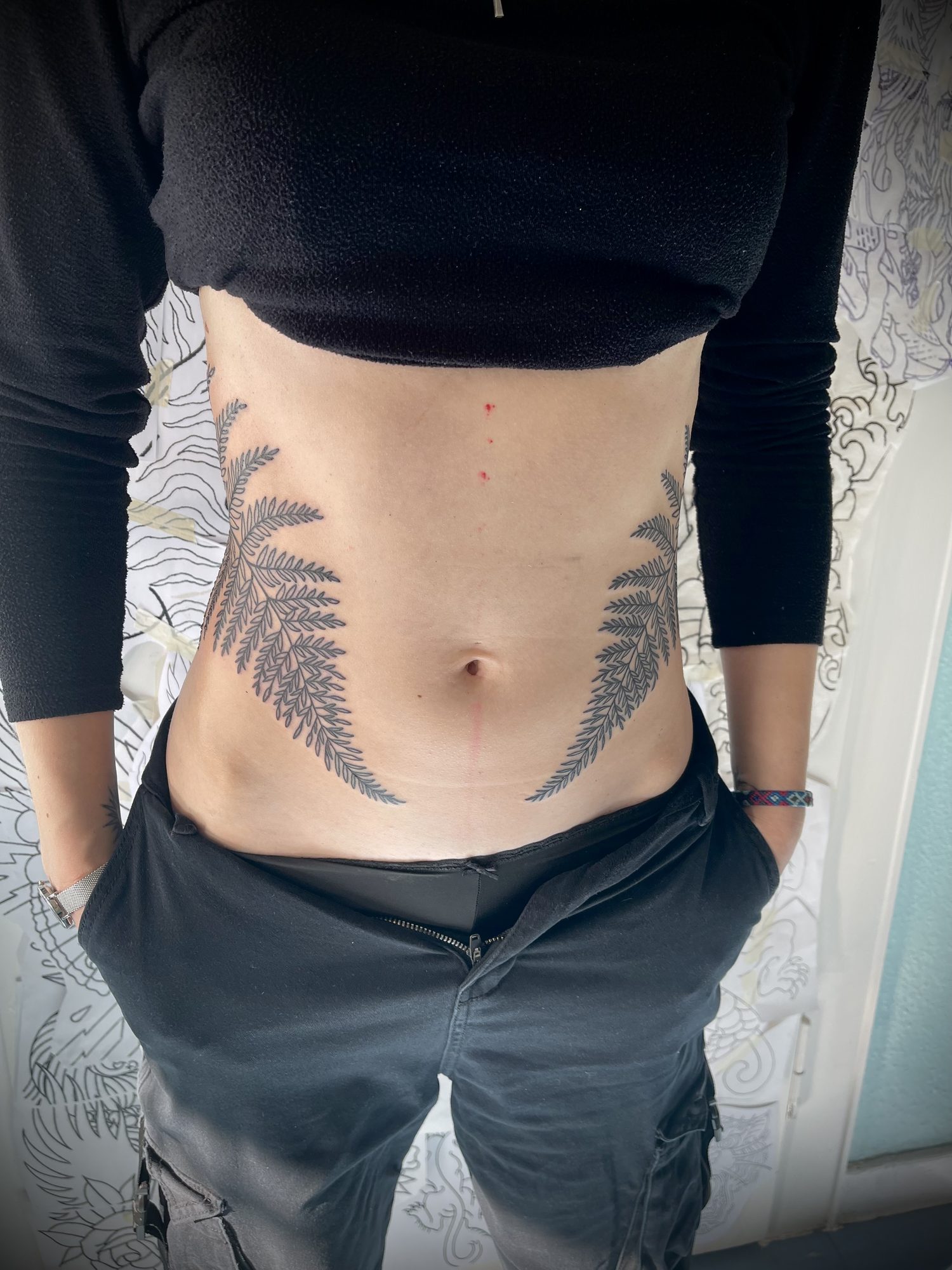 Farne an den Rippen, Blumen Tattoo von Salle bei Eine Liebe Tätowiergeschäft in Bochum