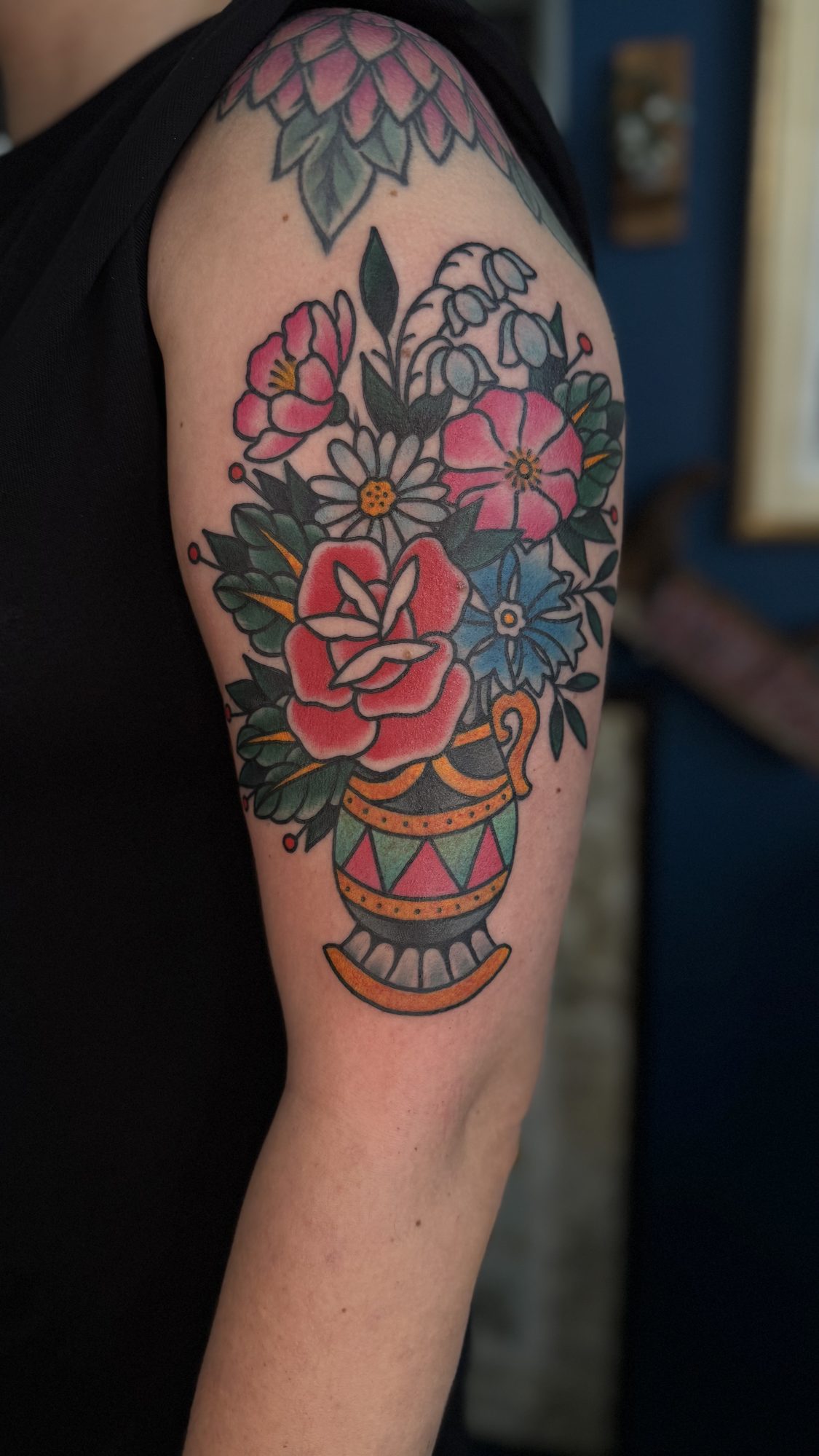 Blumenvase am Oberarm, Blumen Tattoo von Salle bei Eine Liebe Tätowiergeschäft in Bochum