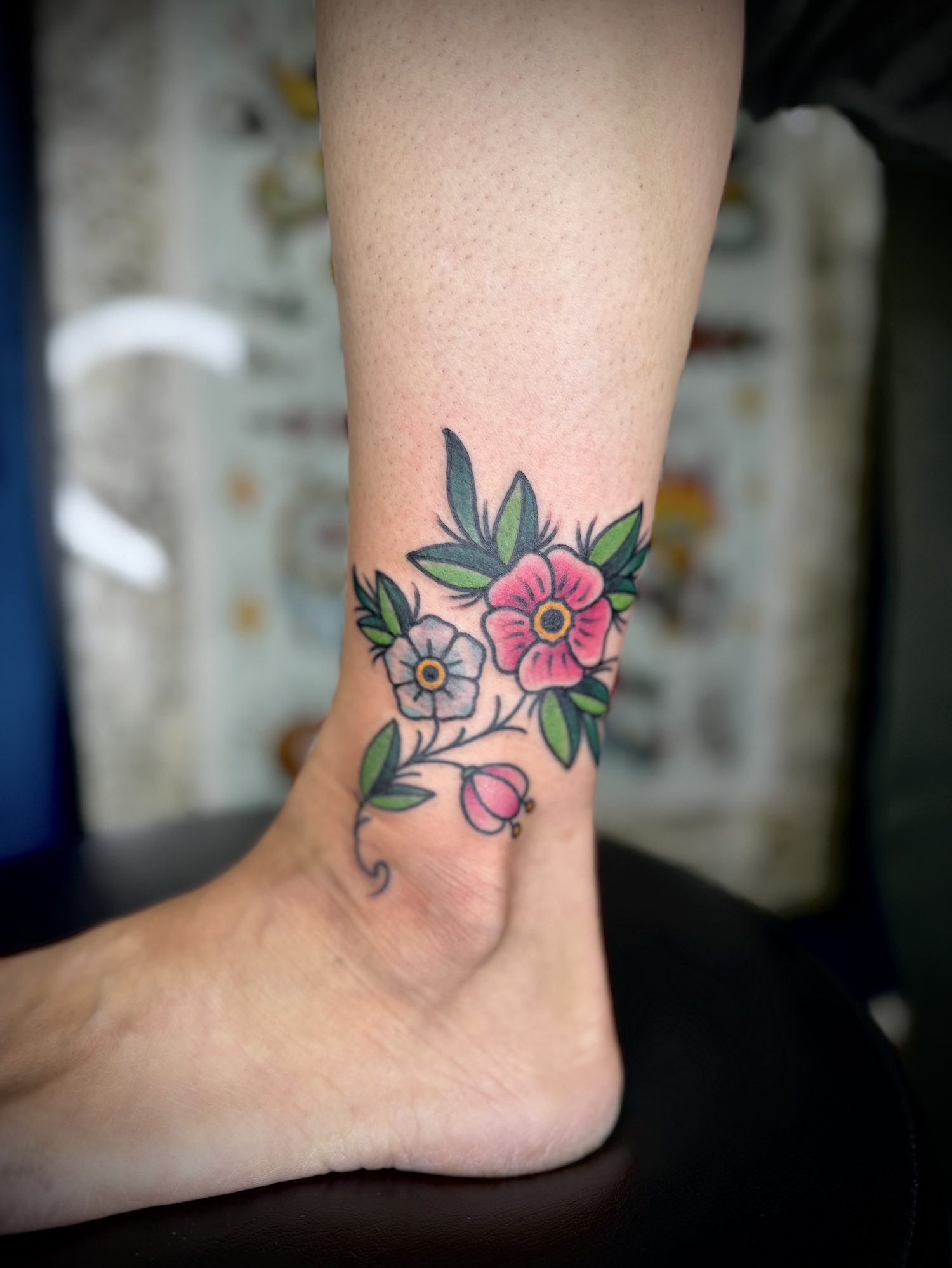 Blüten am Knöchel, Blumen Tattoo von Salle bei Eine Liebe Tätowiergeschäft in Bochum