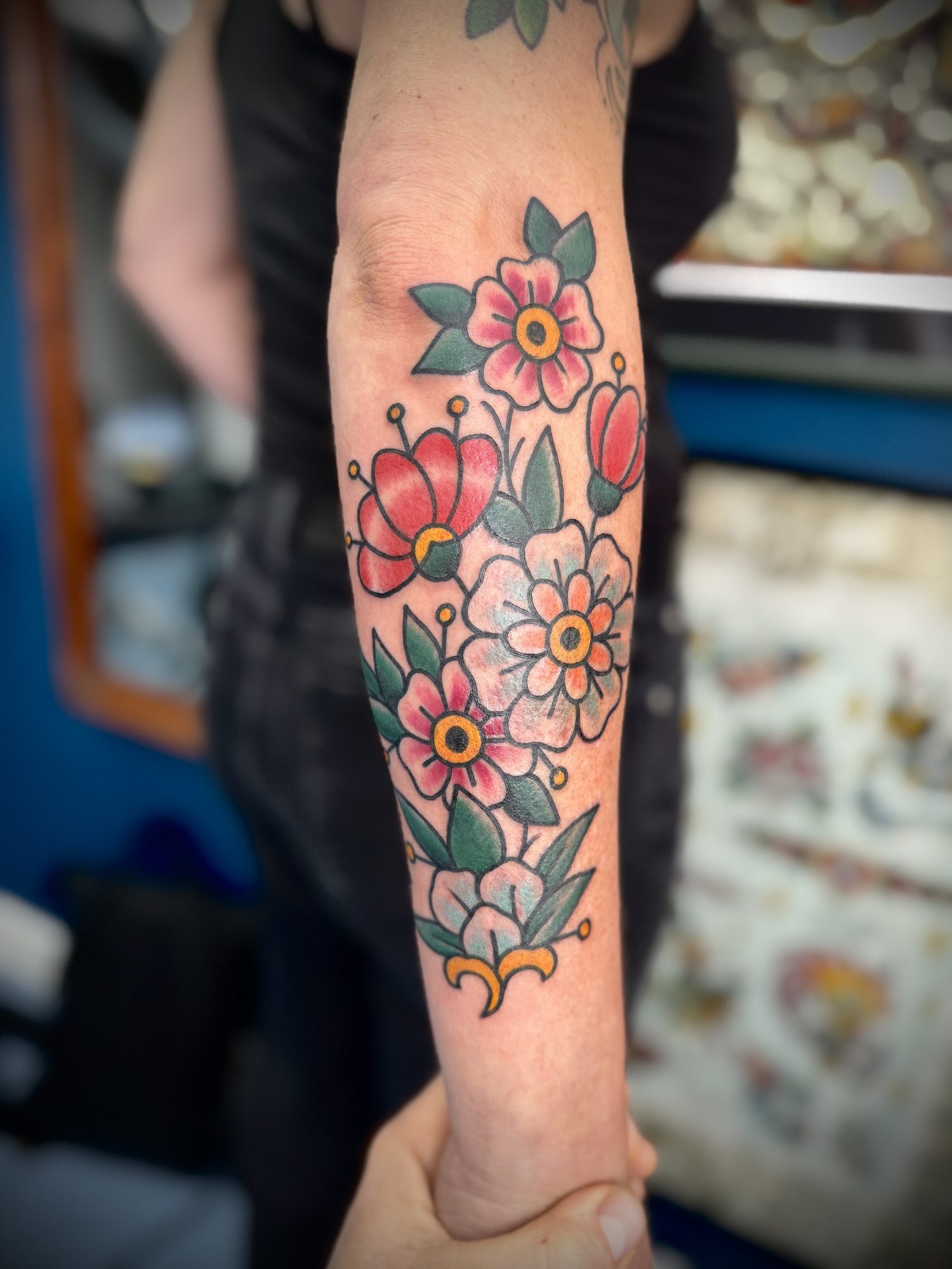Traditional-Blüten am Unterarm, Blumen Tattoo von Salle bei Eine Liebe Tätowiergeschäft in Bochum
